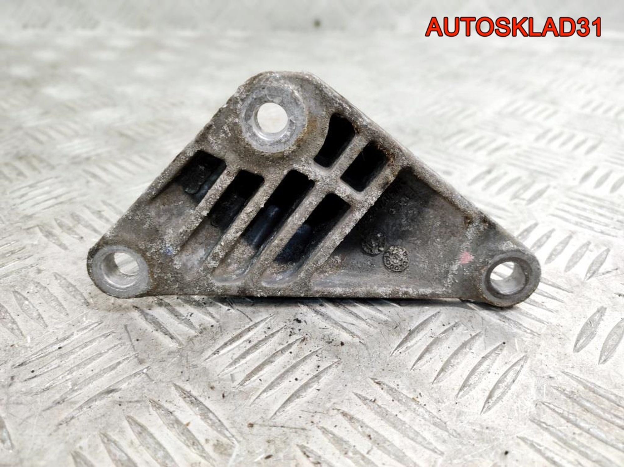 Кронштейн двигателя передний Audi A6 C6 4F0199343G, 500 рублей, Дубовое