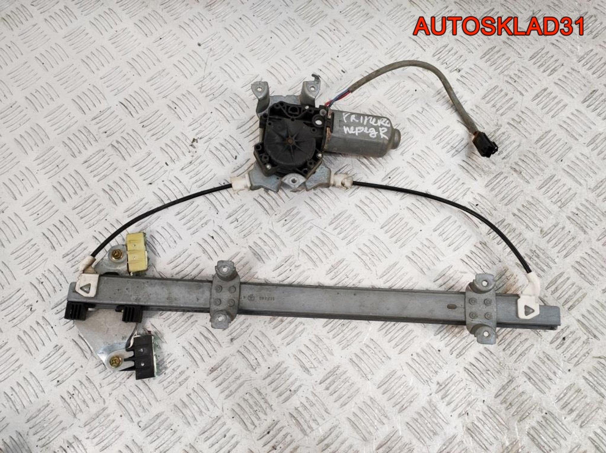 Стеклоподъемник передний правый Nissan Primera P11 4004388, 2500 рублей, Дубовое