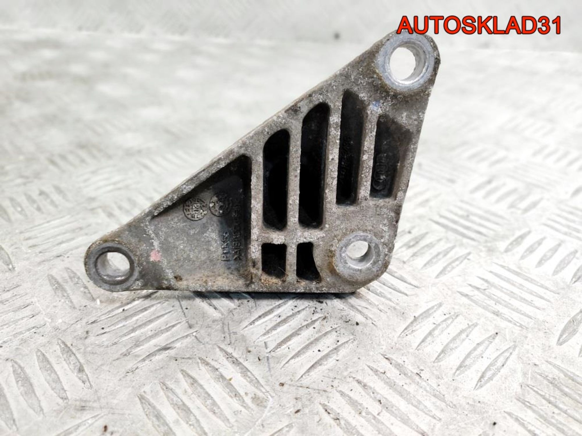 Кронштейн двигателя передний Audi A6 C6 4F0199343G, 500 рублей, Дубовое