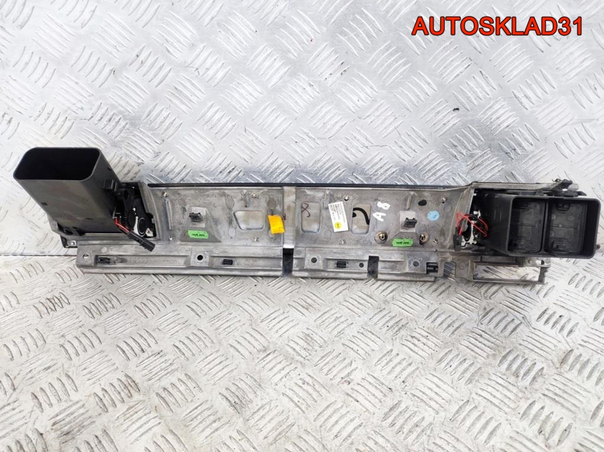 Накладка декоративная торпедо Audi A8 4E1857186H, 2500 рублей, Дубовое