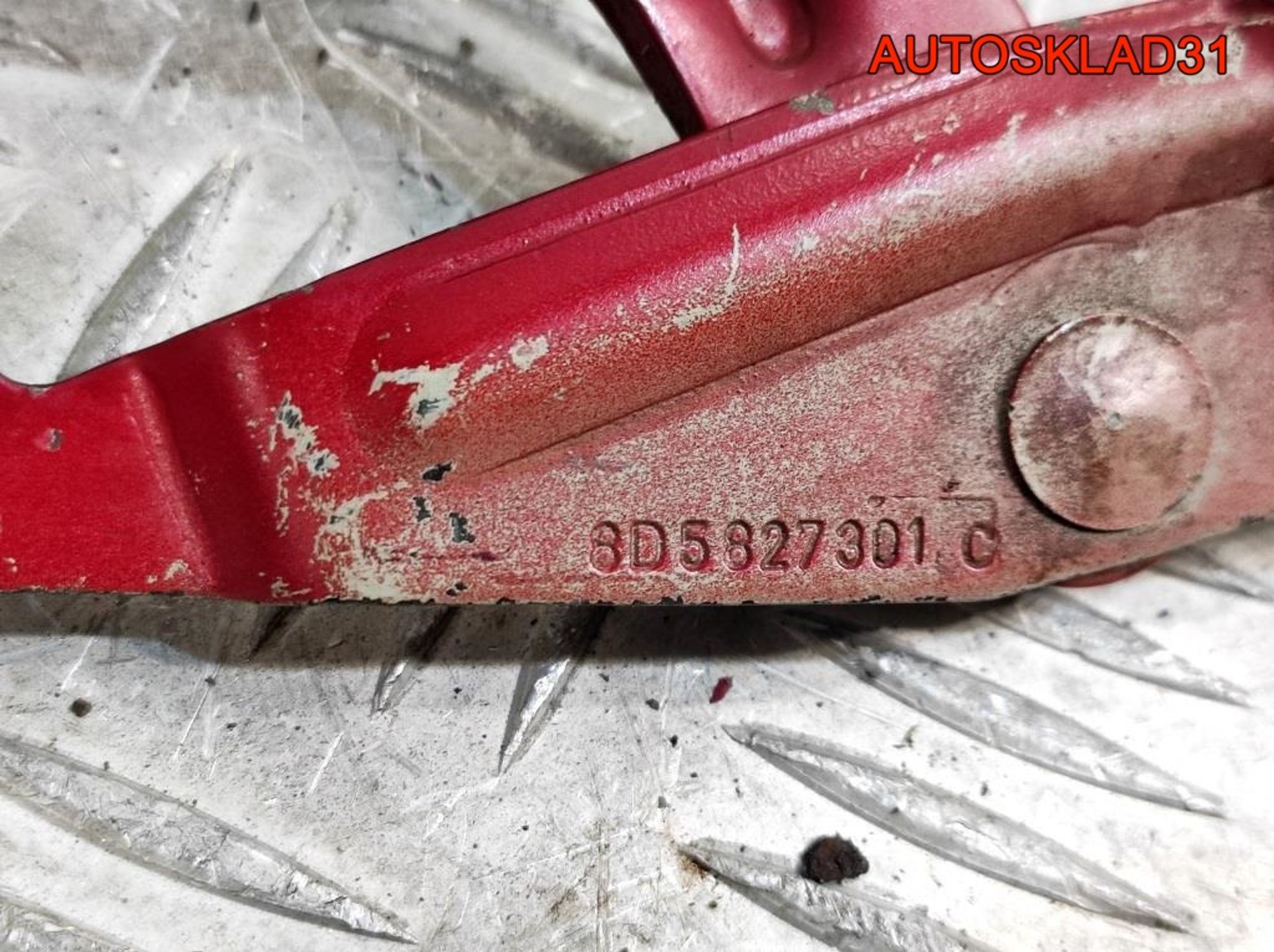 Петля крышки багажника левая Audi A4 B5 8D5827301C, 900 рублей, Дубовое