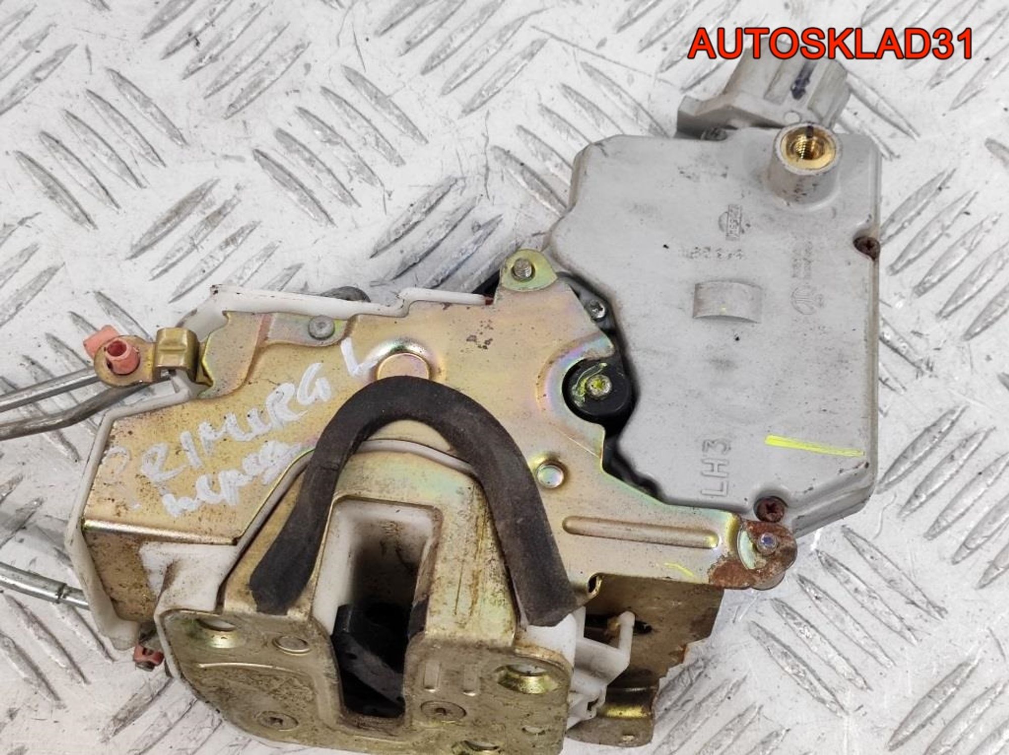Замок двери передней левой Nissan Primera P11 805032F011, 1500 рублей, Дубовое