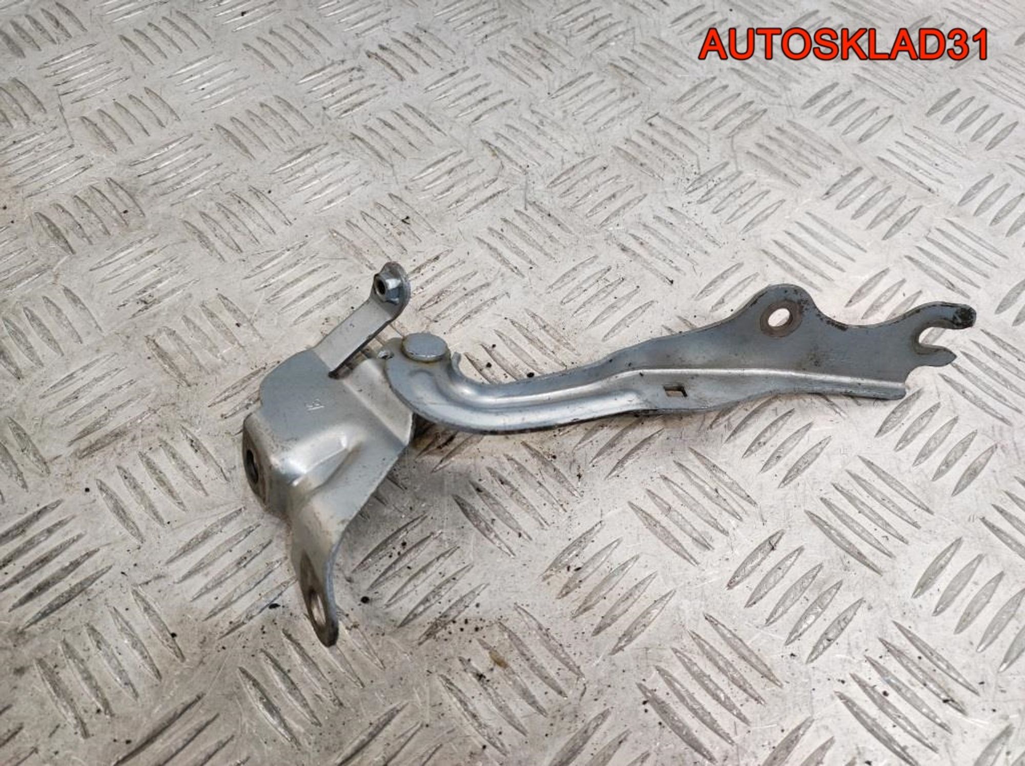 Петля капота левая Mazda 3 BK B32H52420A Хетчбэк, 900 рублей, Дубовое