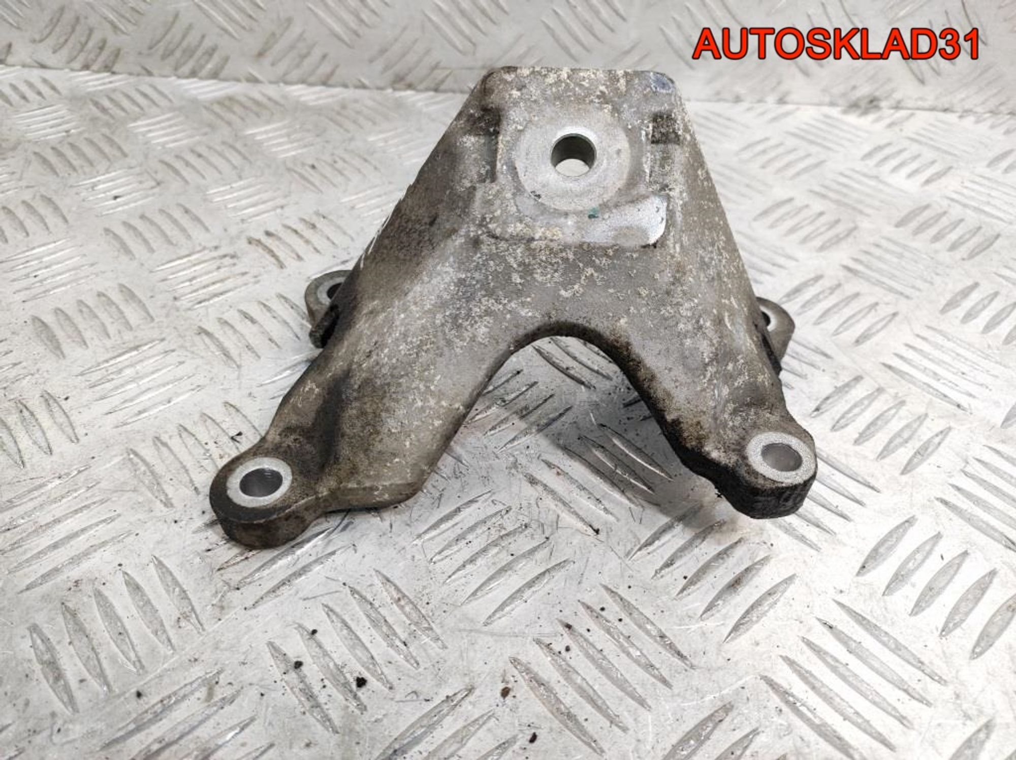 Кронштейн двигателя левый Audi A6 C6 2,4 BDW 4F0199307M, 500 рублей, Дубовое