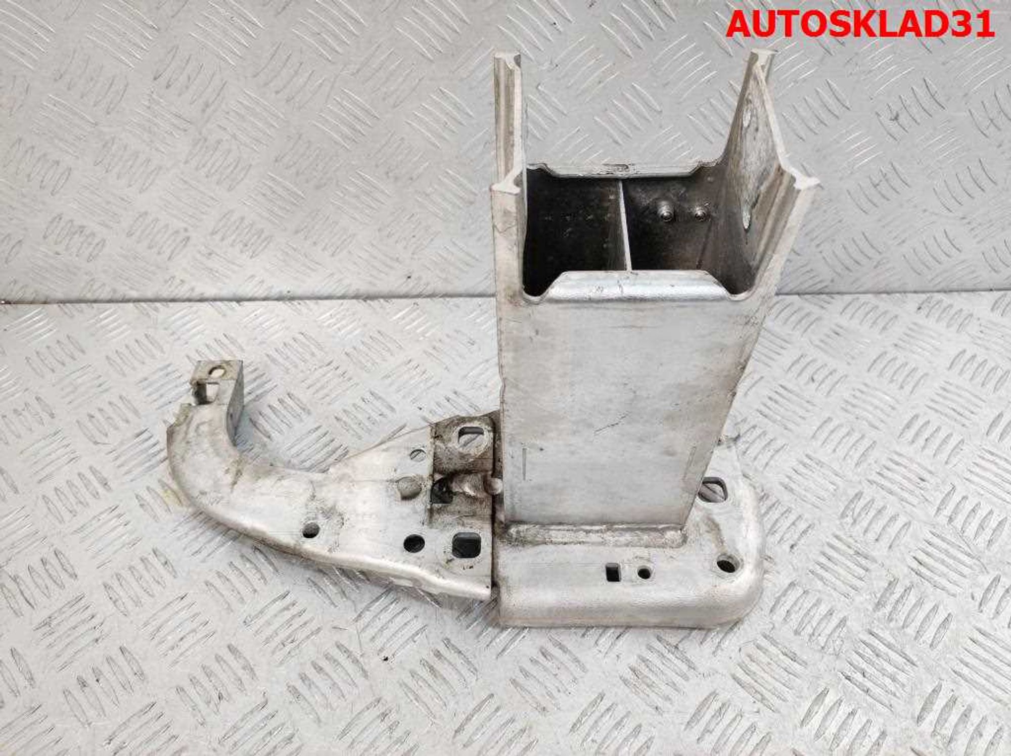 Кронштейн усилителя переднего бампера левый Audi A6 C7 4G 4G0807133F, 3000 рублей, Дубовое