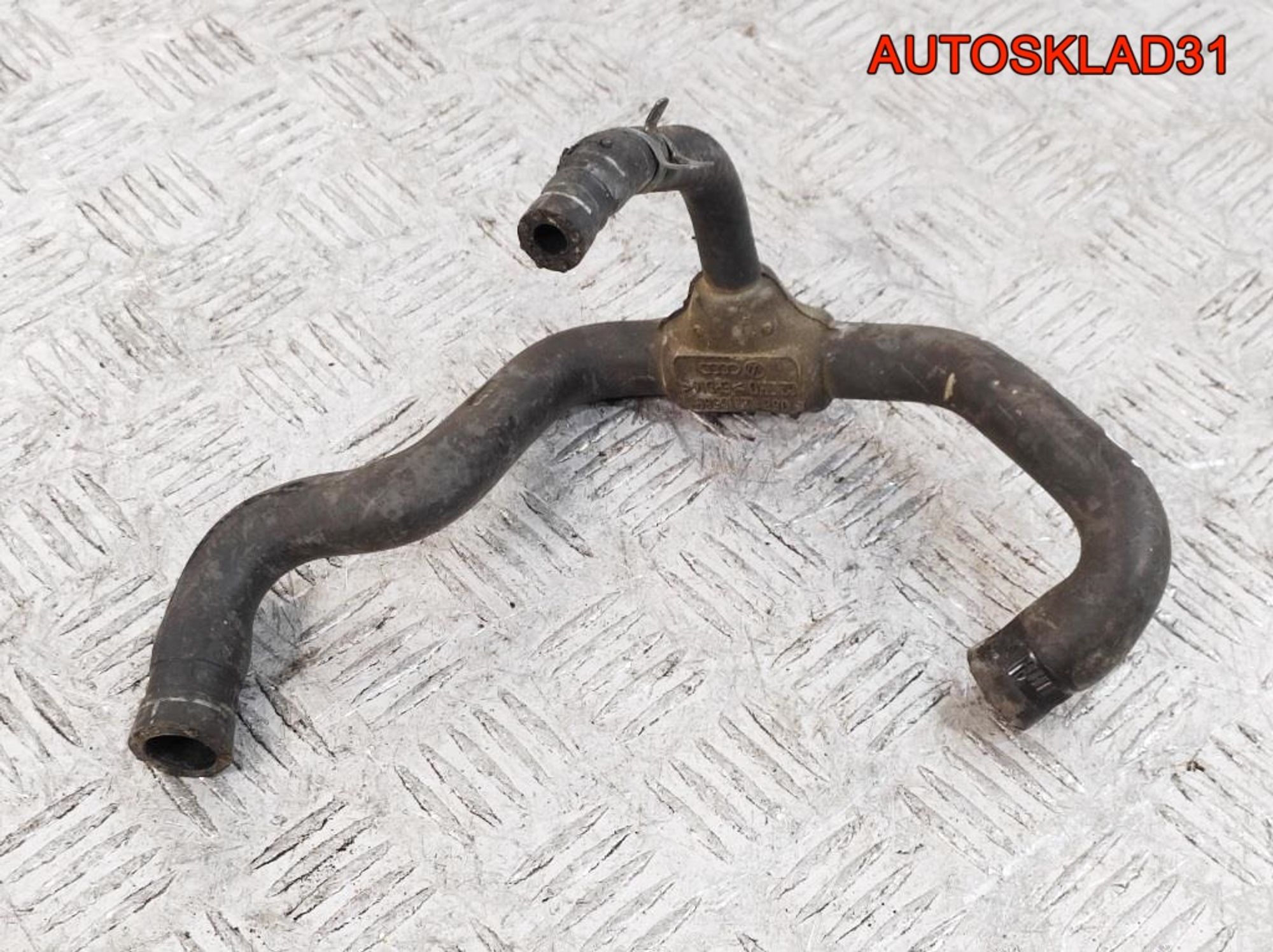 Патрубок системы охлаждения VW Passat B5 1,8 APT 058121058P, 700 рублей, Дубовое