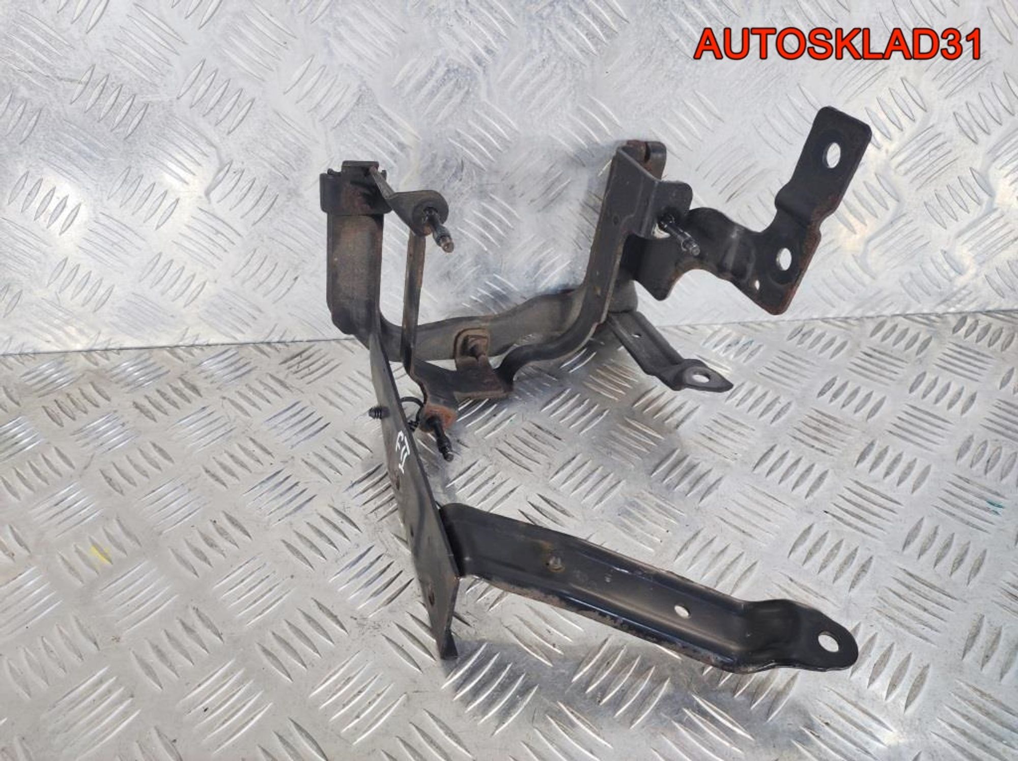 Кронштейн гидроусилителя Ford Focus 2 3M513K738AC, 900 рублей, Дубовое