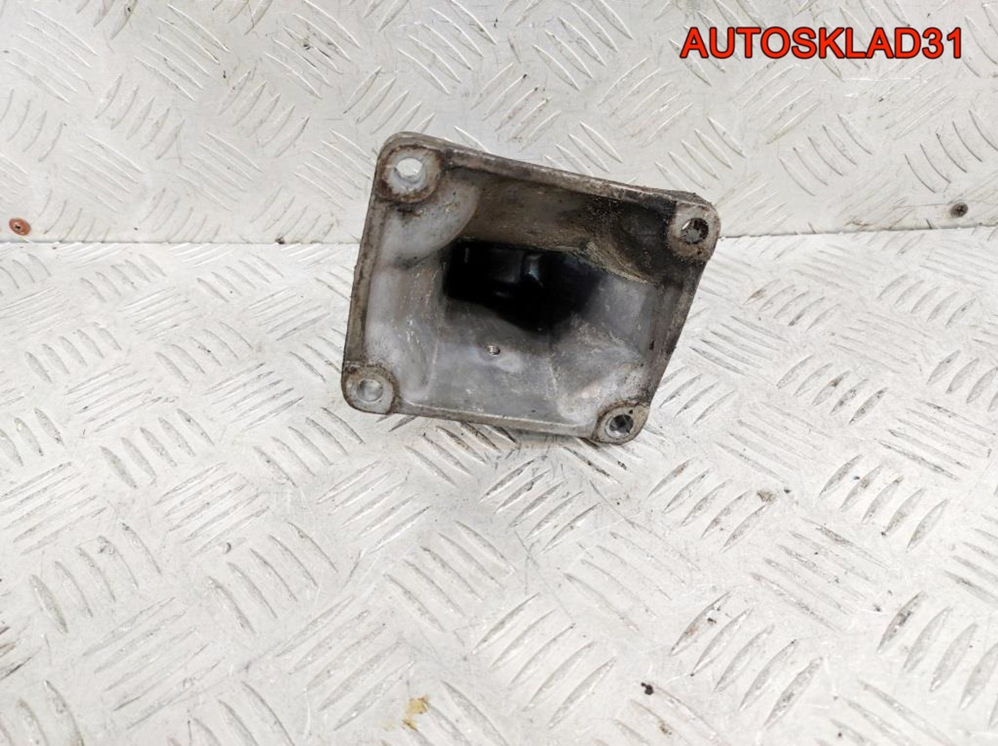 Кронштейн двигателя правый Mercedes Benz W210 2.2 CDI A6042230004, 900 рублей, Дубовое