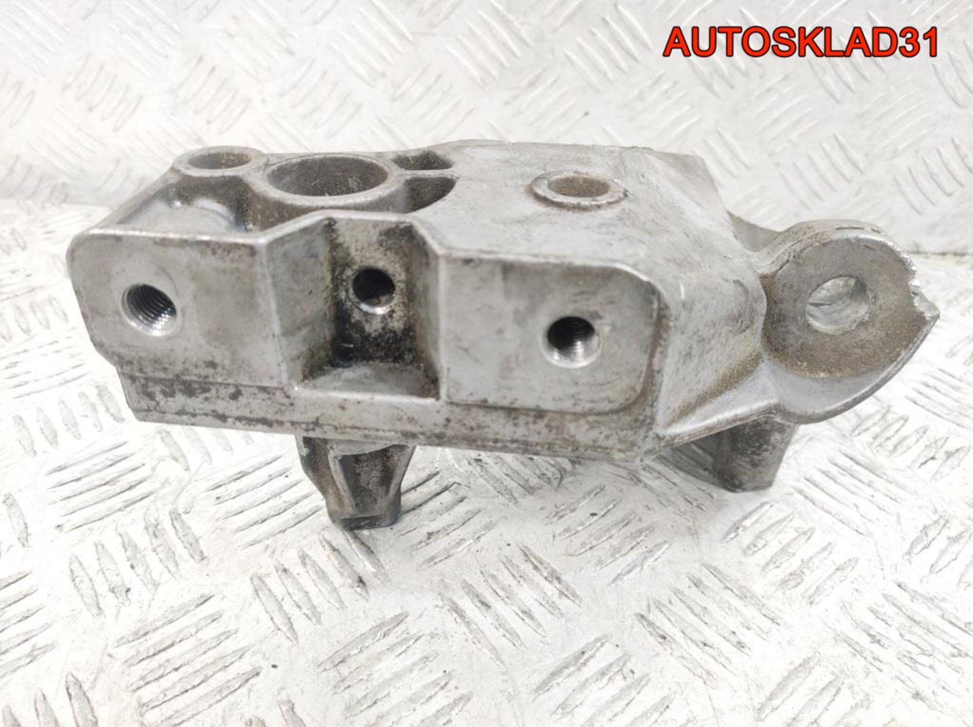 Кронштейн двигателя правый VW Golf 4 038199207J, 1800 рублей, Дубовое