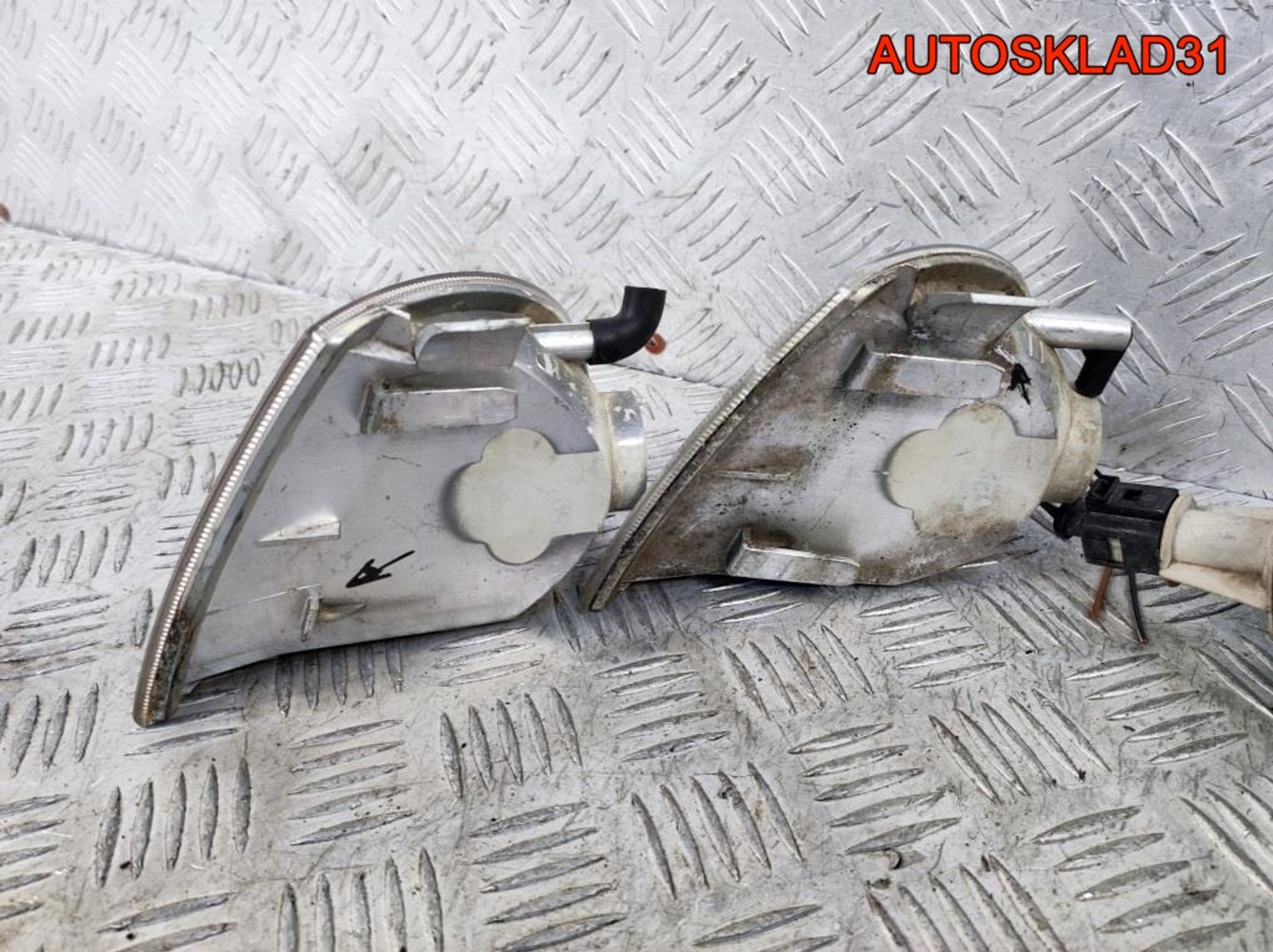 Указатель поворота Дефект Skoda Octavia 1U0953050, 500 рублей, Дубовое