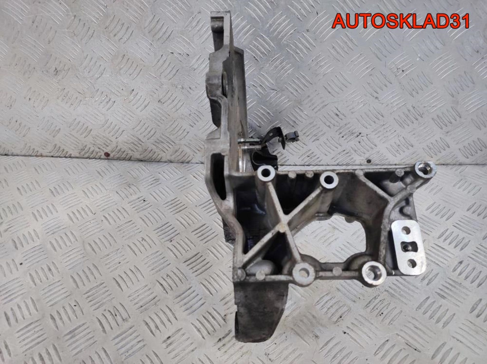 Кронштейн ТНВД Opel Astra J 2,0 A20DTH 55574721, 1300 рублей, Дубовое