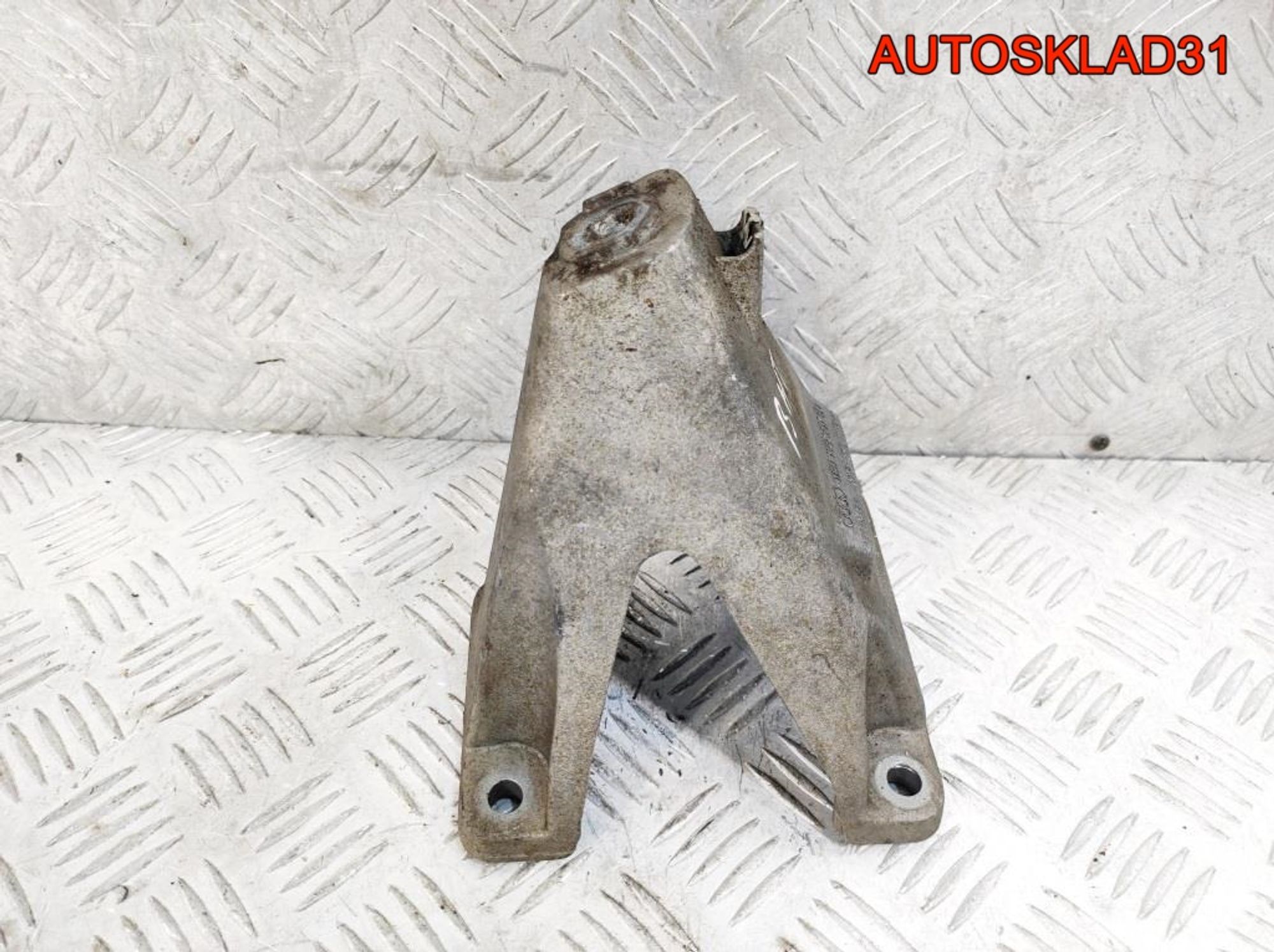 Кронштейн двигателя левый Audi A8 D3 6.0BHT Бензин 4E0199307BJ, 500 рублей, Дубовое