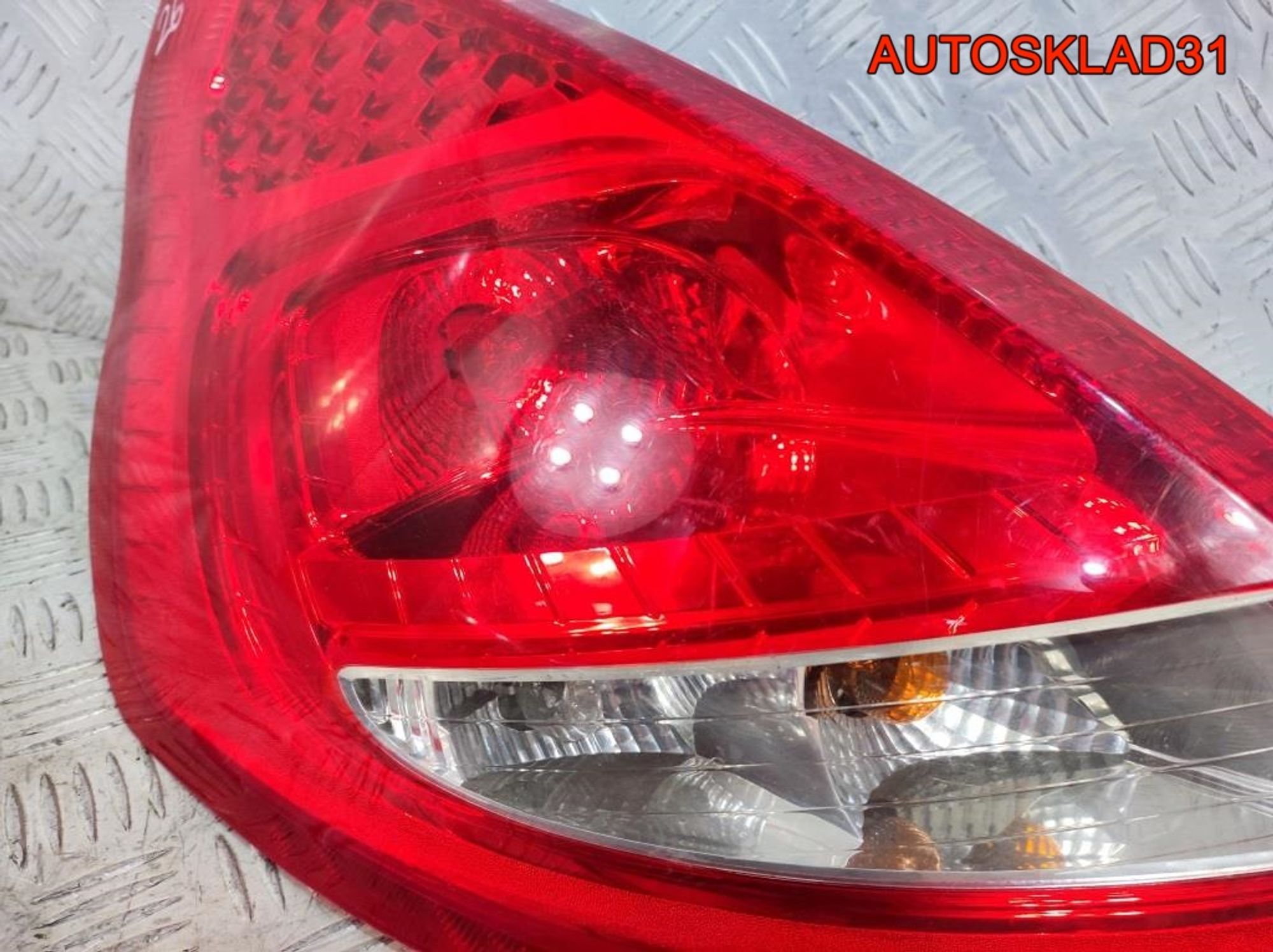 Фонарь задний левый Ford Fiesta 8A6113405AE, 3300 рублей, Дубовое