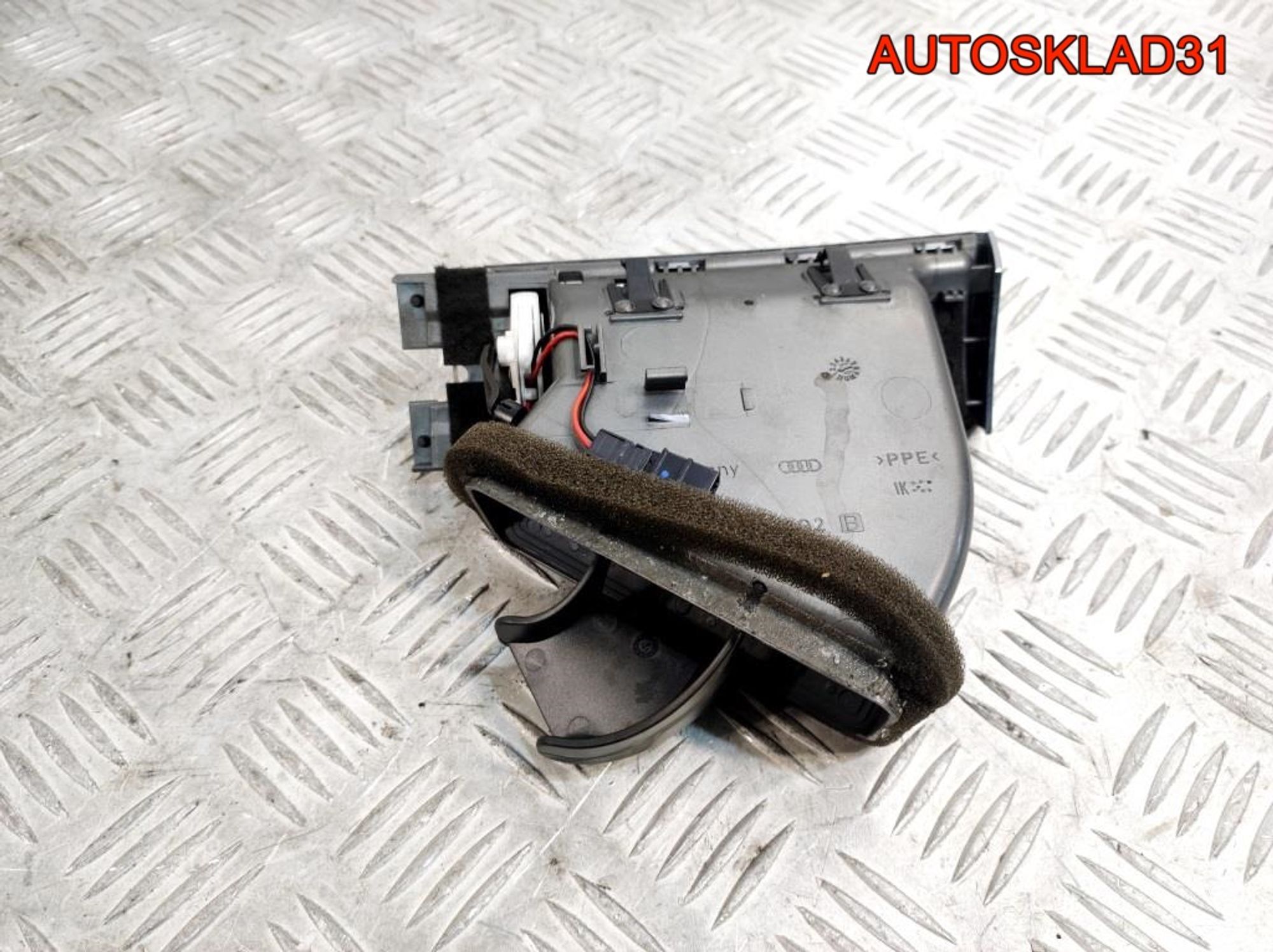 Дефлектор воздушный правый Audi A6 C6 4F1820902B, 900 рублей, Дубовое