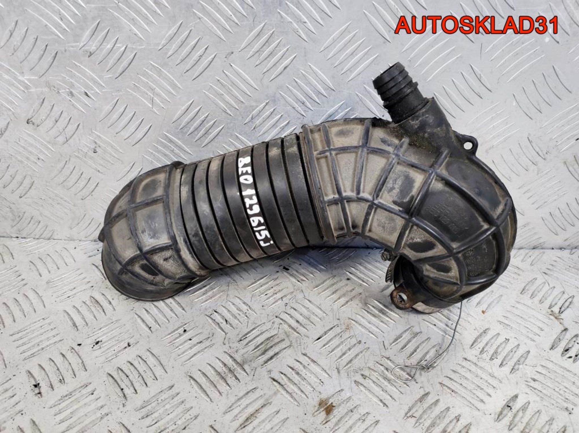 Патрубок воздушного фильтра Audi A4 B7 8E0129615J, 1300 рублей, Дубовое