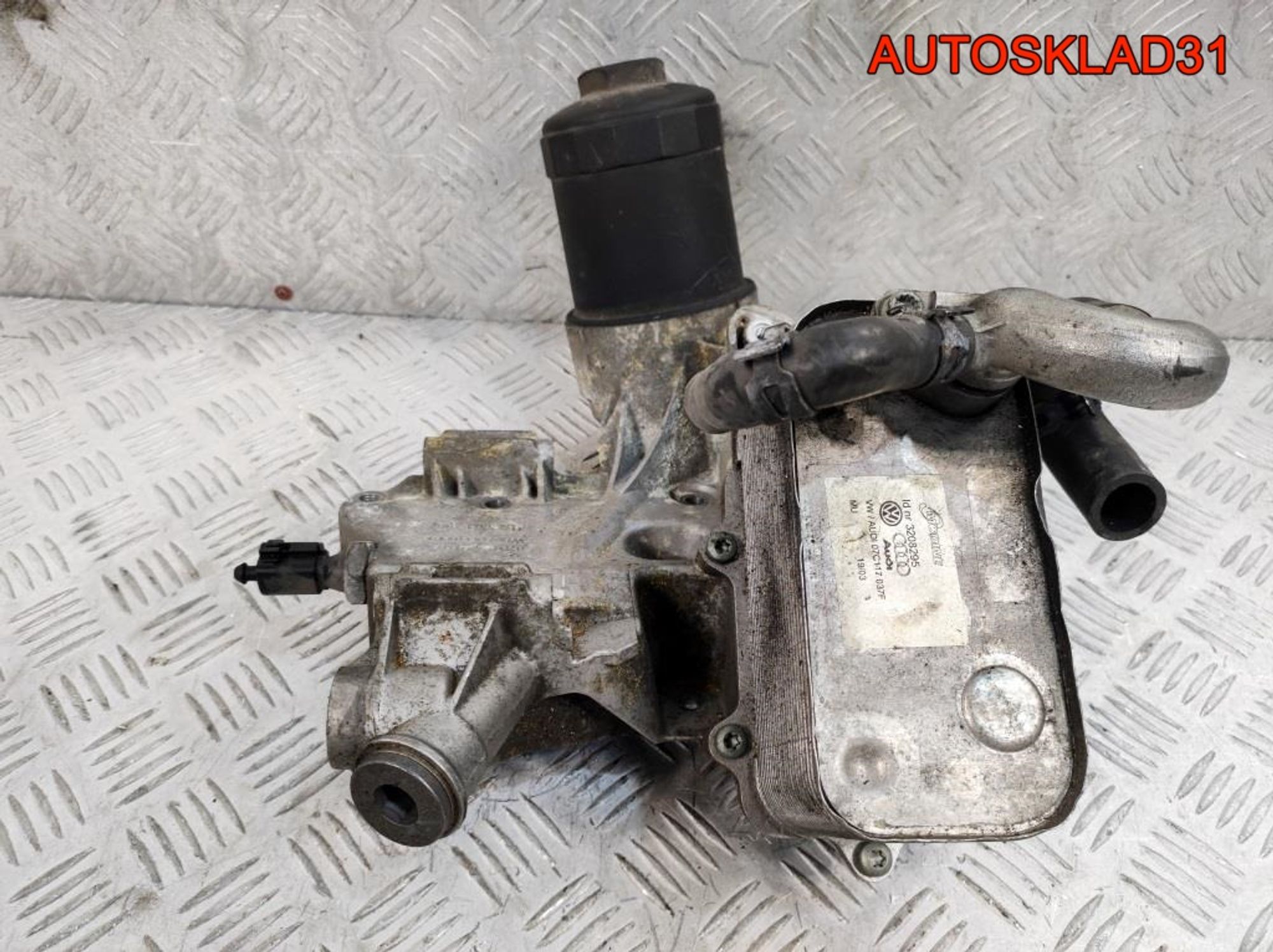 Корпус масляного фильтра Audi A8 D3 6.0BHT 07D115911J, 3600 рублей, Дубовое