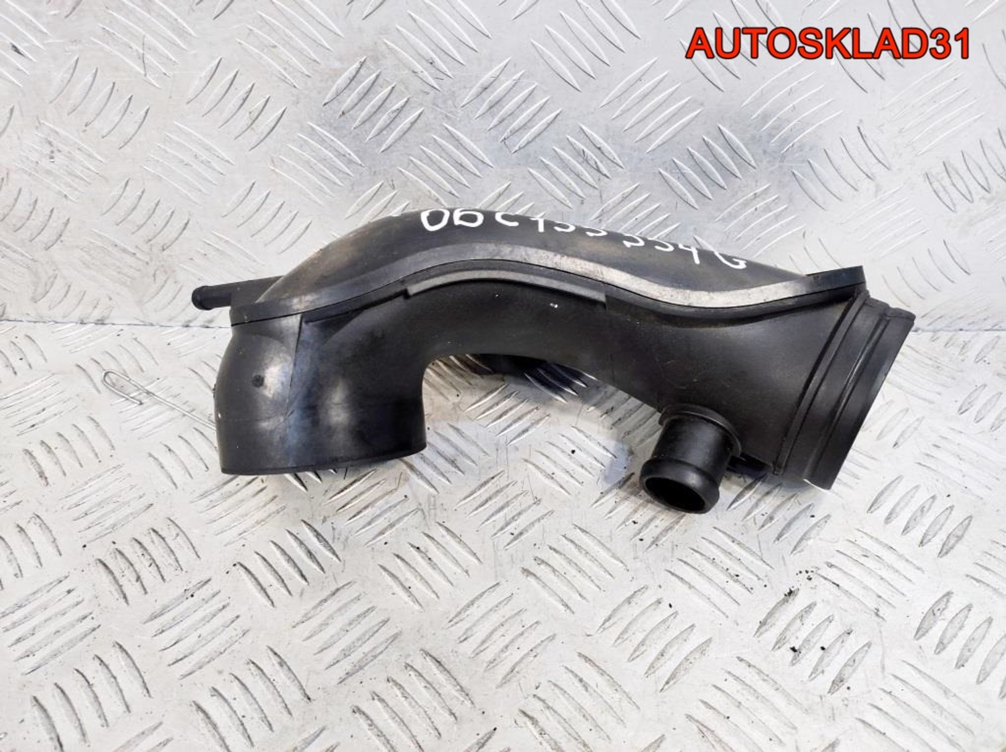 Патрубок воздушного фильтра Audi A6 C5 06C133354G, 900 рублей, Дубовое