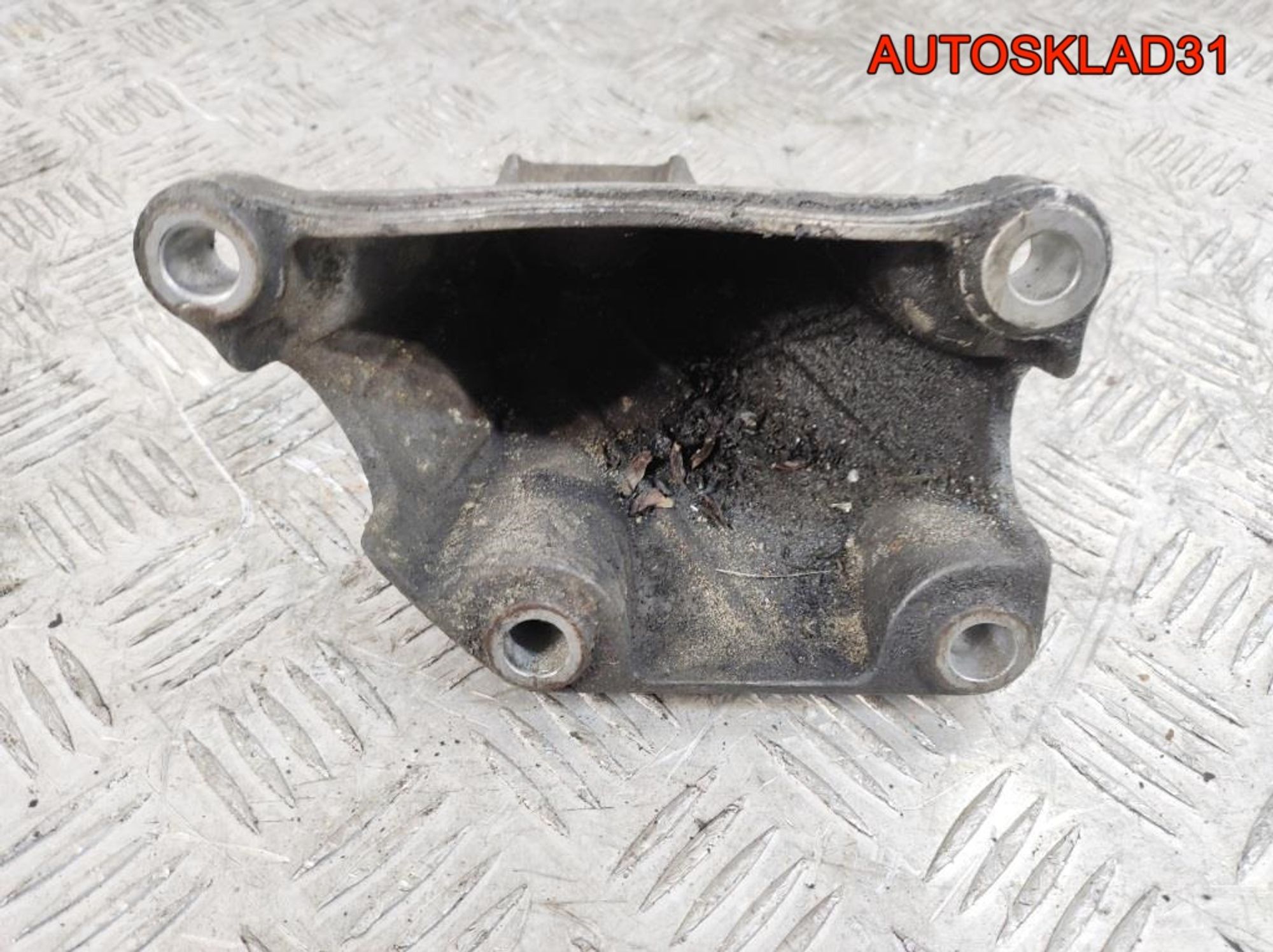 Кронштейн двигателя правый Audi A4 B7 3.0 ASB 8E0199308AK, 600 рублей, Дубовое