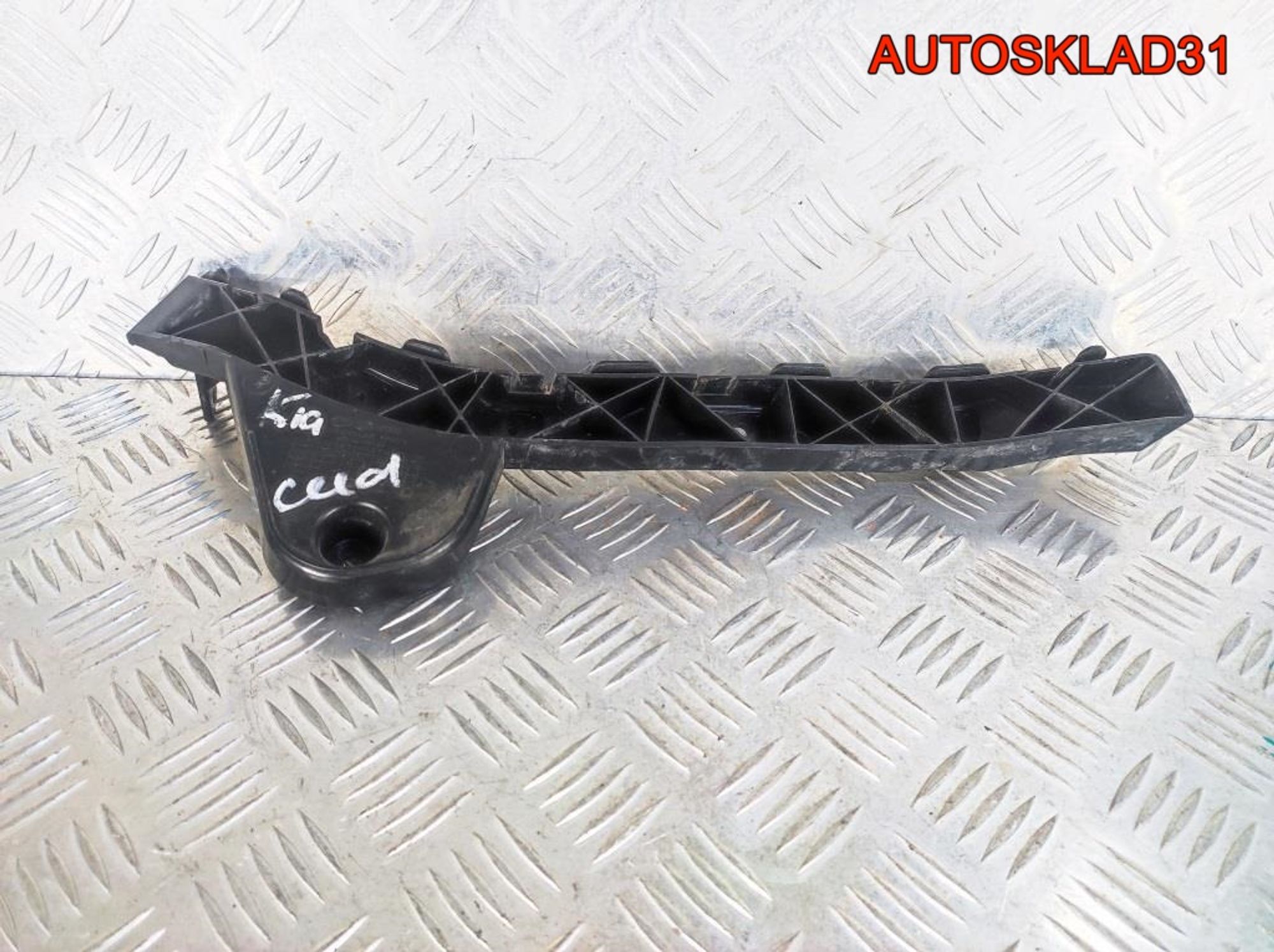 Кронштейн заднего бампера правый Kia Ceed Хетчбэк, 900 рублей, Дубовое