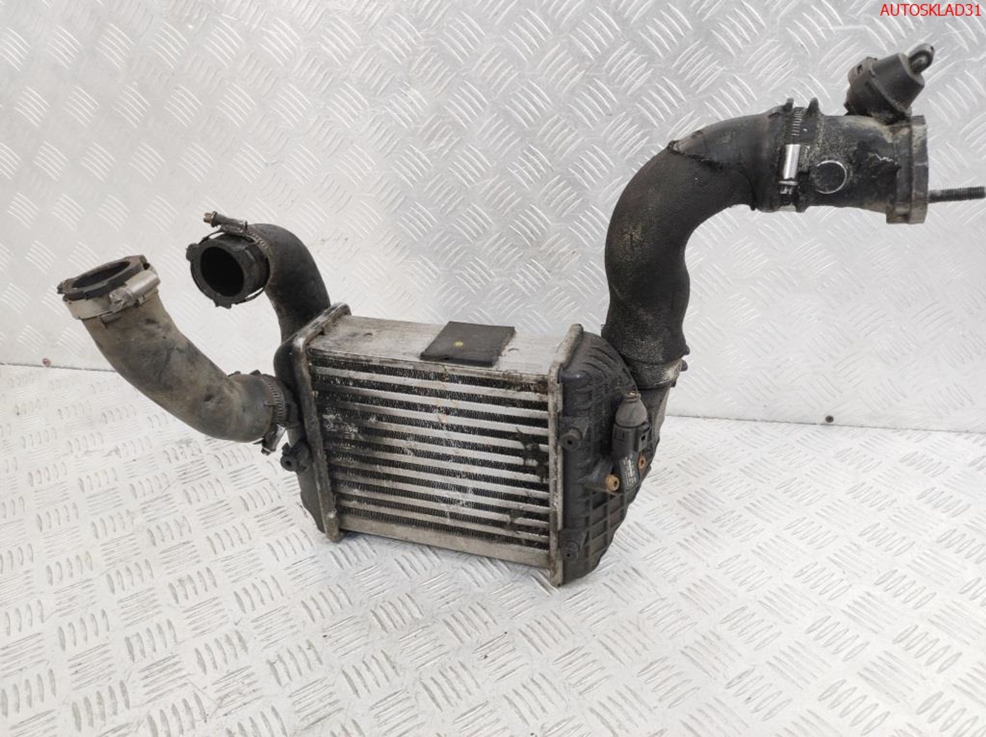 Интеркулер левый Audi A4 B6 2,5 Дизель 8E0145805P, 5000 рублей, Дубовое