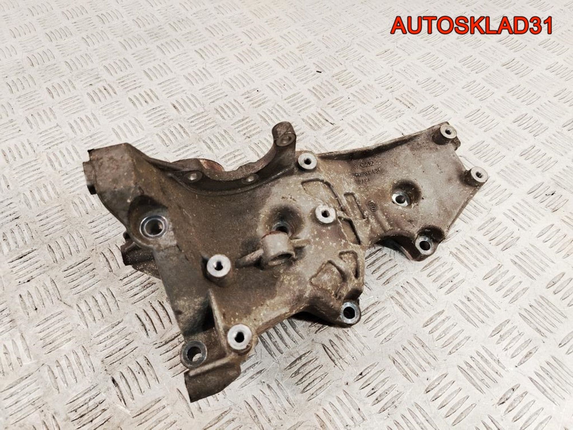 Кронштейн генератора Audi A4 B6 2,0 ALT Бензин 06D903143C, 1000 рублей, Дубовое