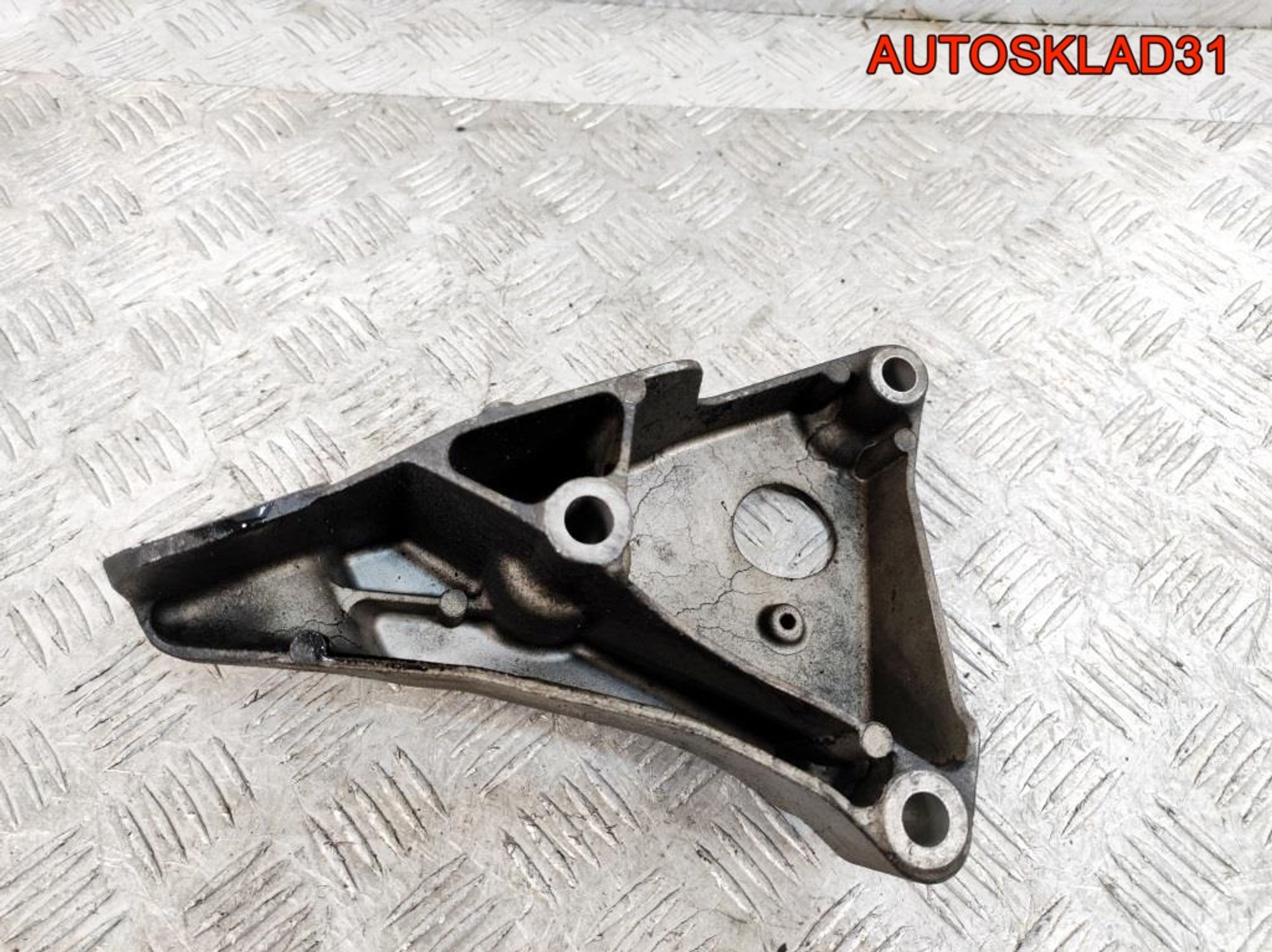 Кронштейн двигателя левый BMW E90 2.0 N47D20A 22116777053, 1000 рублей, Дубовое