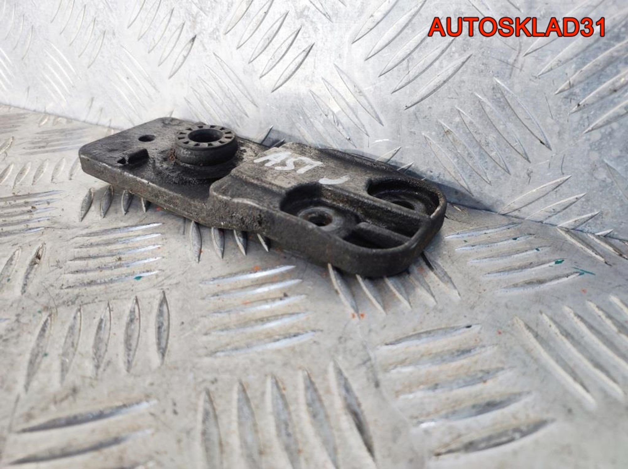 Кронштейн радиатора нижний Opel Astra J 13300486, 600 рублей, Дубовое