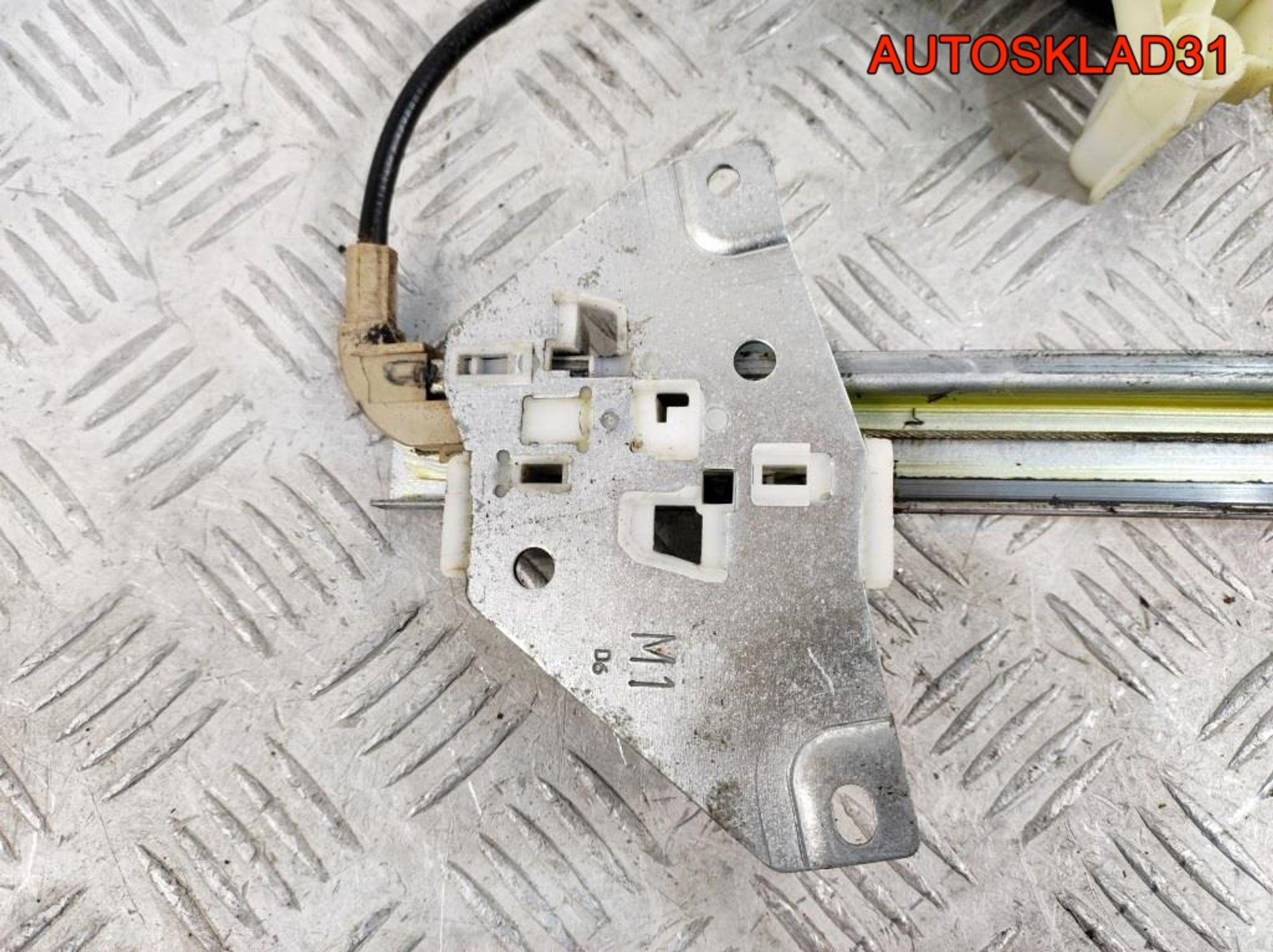 Стеклоподъемник перед левый Mitsubishi Carisma DA, 3600 рублей, Дубовое