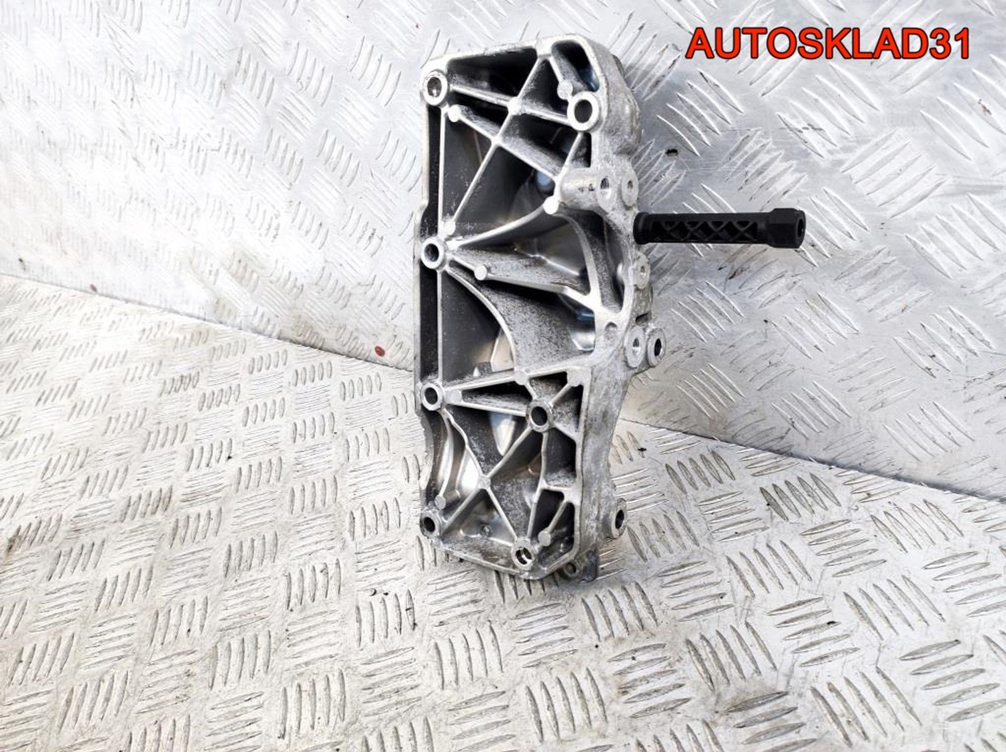 Кронштейн генератора BMW F30 В47D20A 11167619250, 1700 рублей, Дубовое