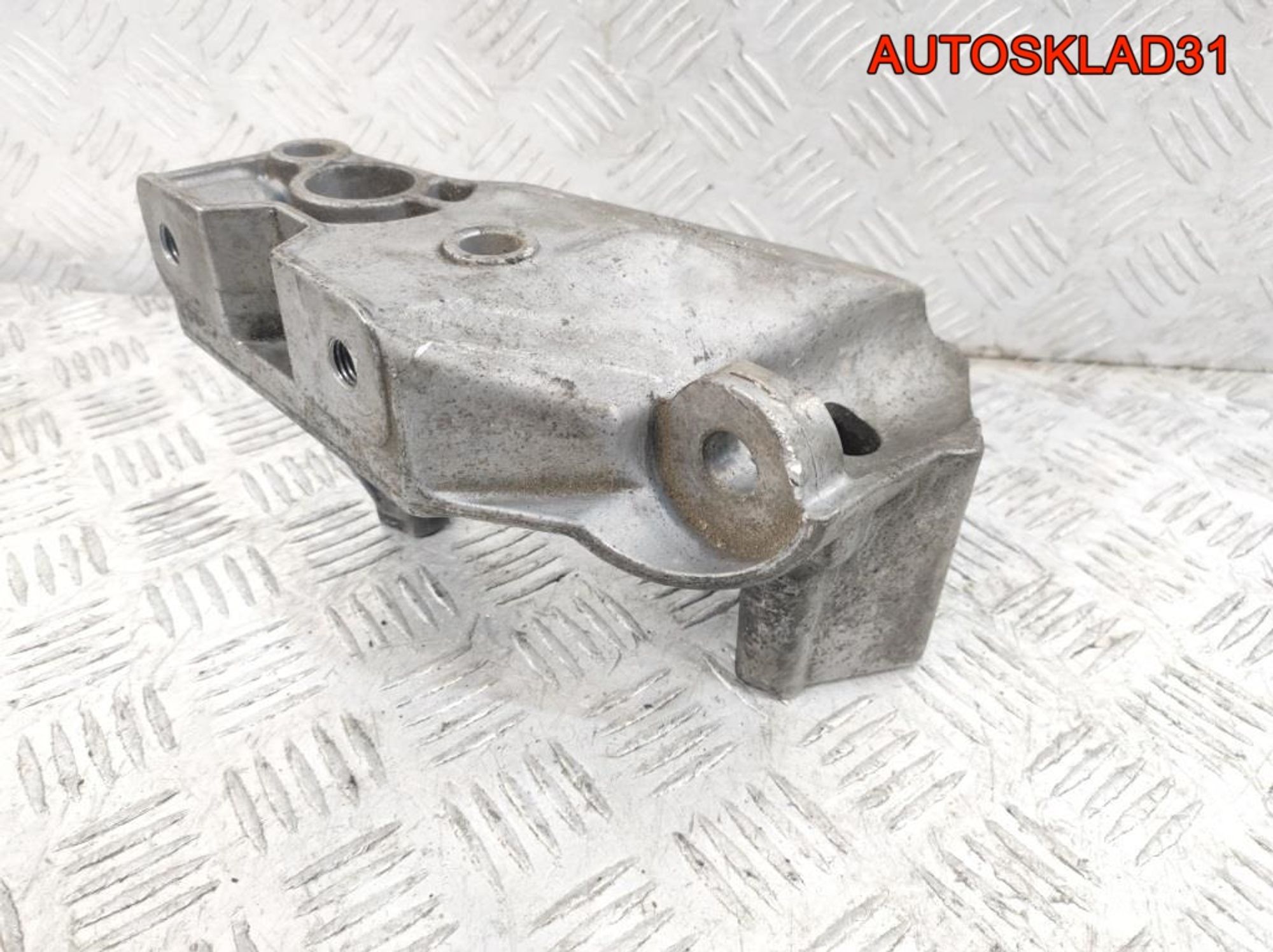 Кронштейн двигателя правый VW Golf 4 038199207J, 1800 рублей, Дубовое