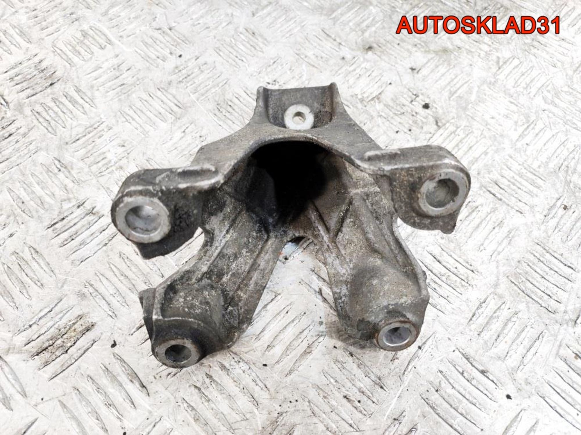 Кронштейн двигателя левый Audi A4 B7 3.0 ASB 8E0199307AB, 600 рублей, Дубовое