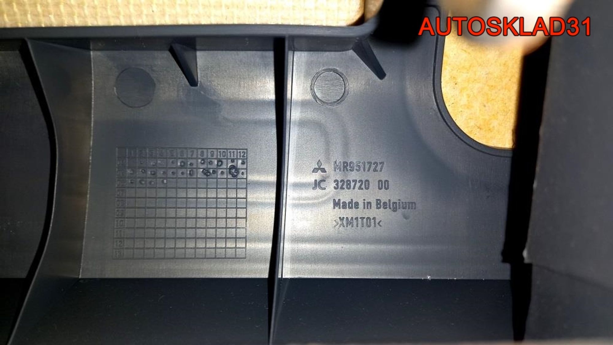 Торпедо Голое Mitsubishi Colt  MR951727, 10000 рублей, Дубовое