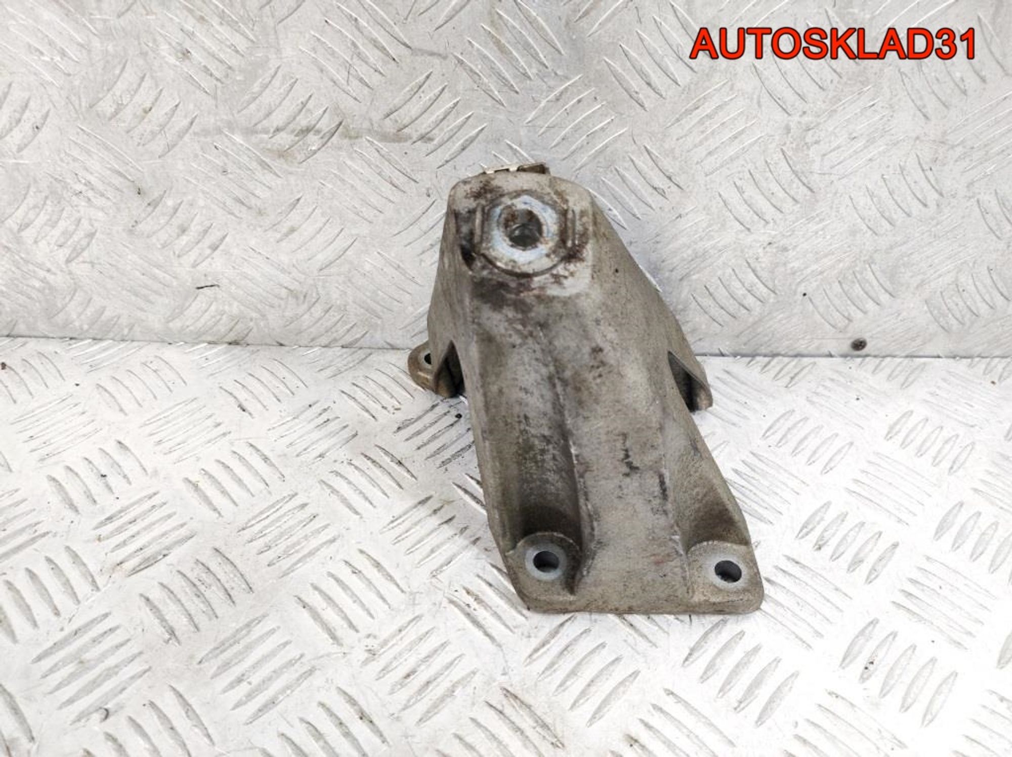 Кронштейн двигателя левый Audi A8 D3 6.0BHT Бензин 4E0199307BJ, 500 рублей, Дубовое