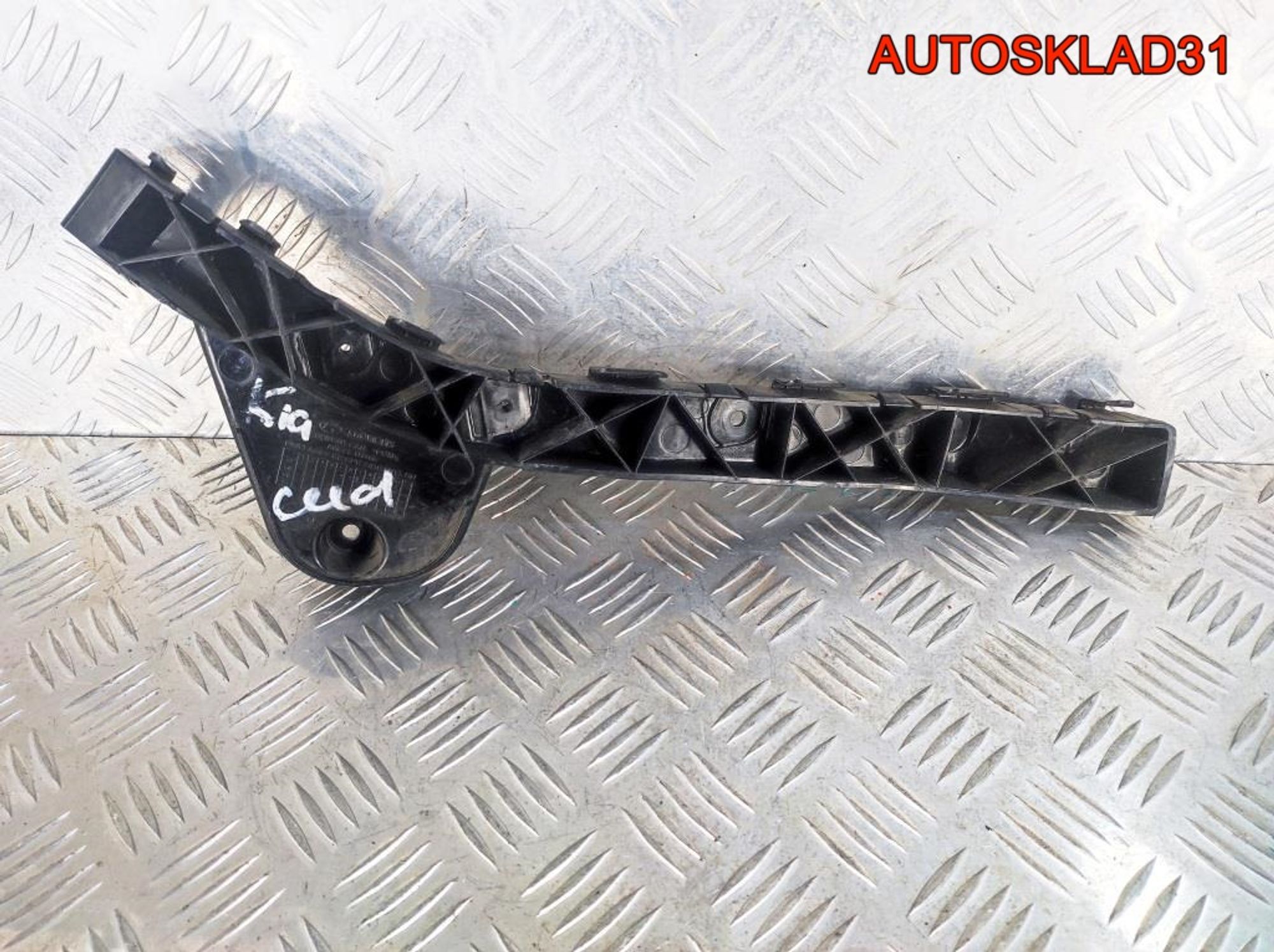 Кронштейн заднего бампера правый Kia Ceed Хетчбэк, 900 рублей, Дубовое