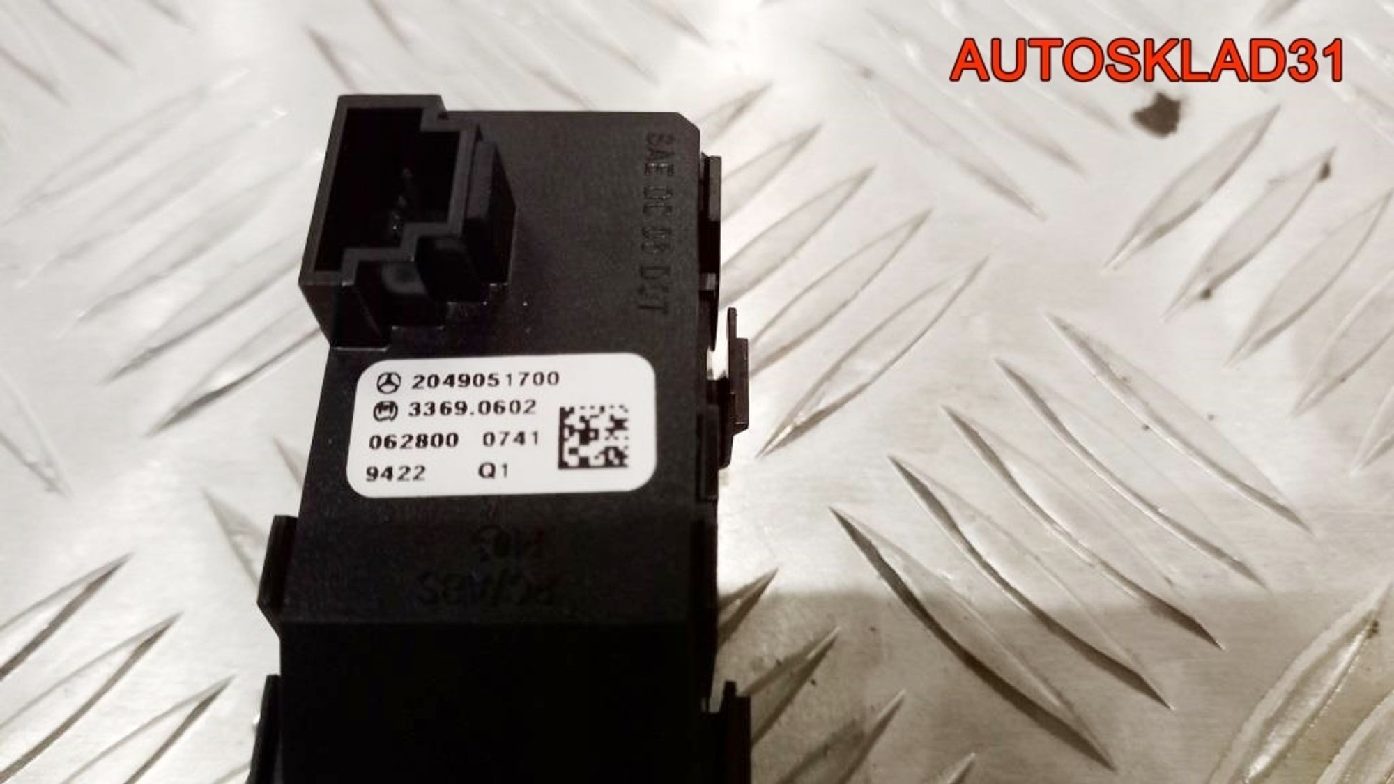 Кнопка аварийной сигнализации Mercedes-Benz W204 A2049051700, 2500 рублей, Дубовое