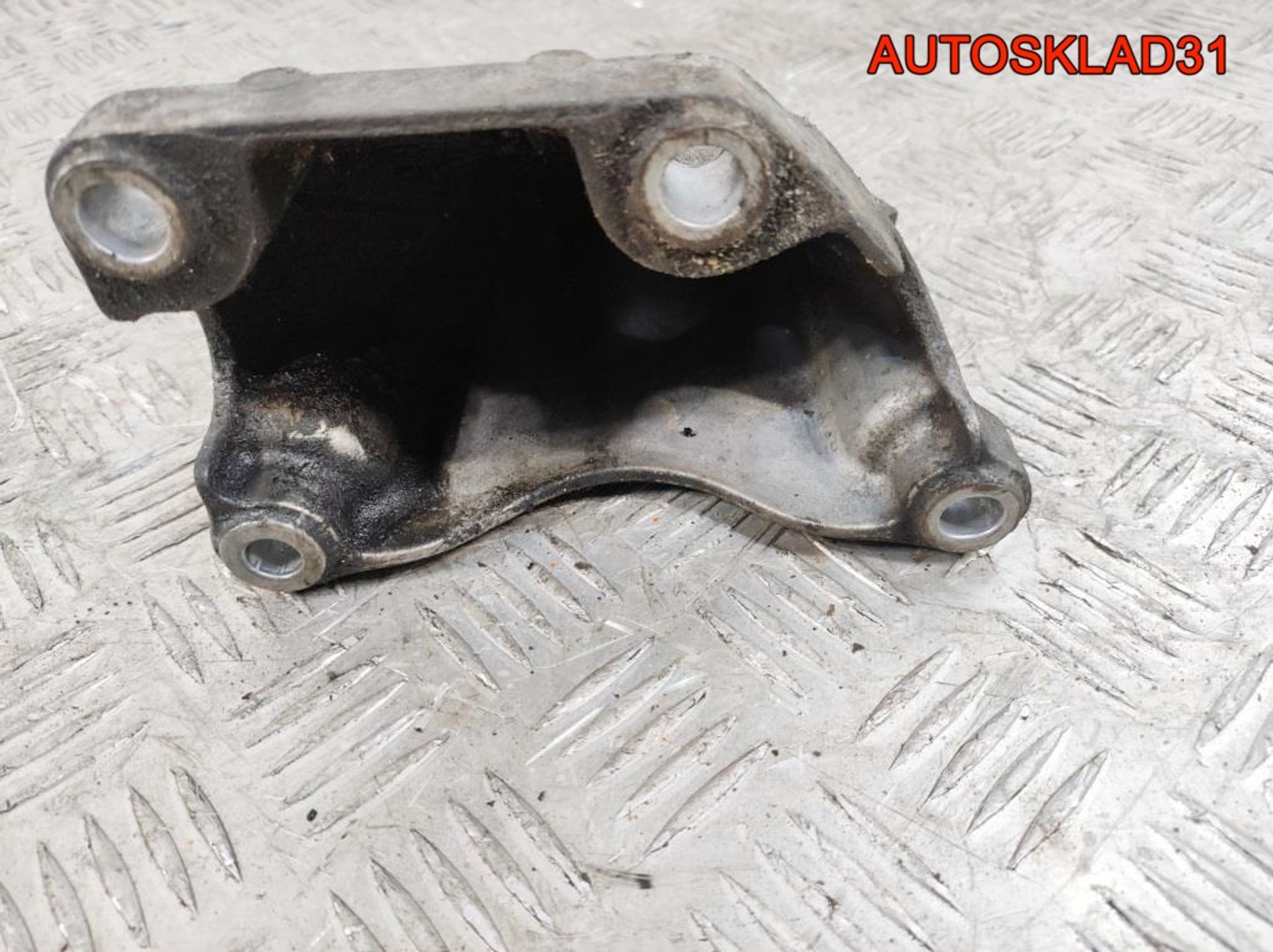 Кронштейн двигателя правый Audi A4 B7 3.0 ASB 8E0199308AK, 600 рублей, Дубовое