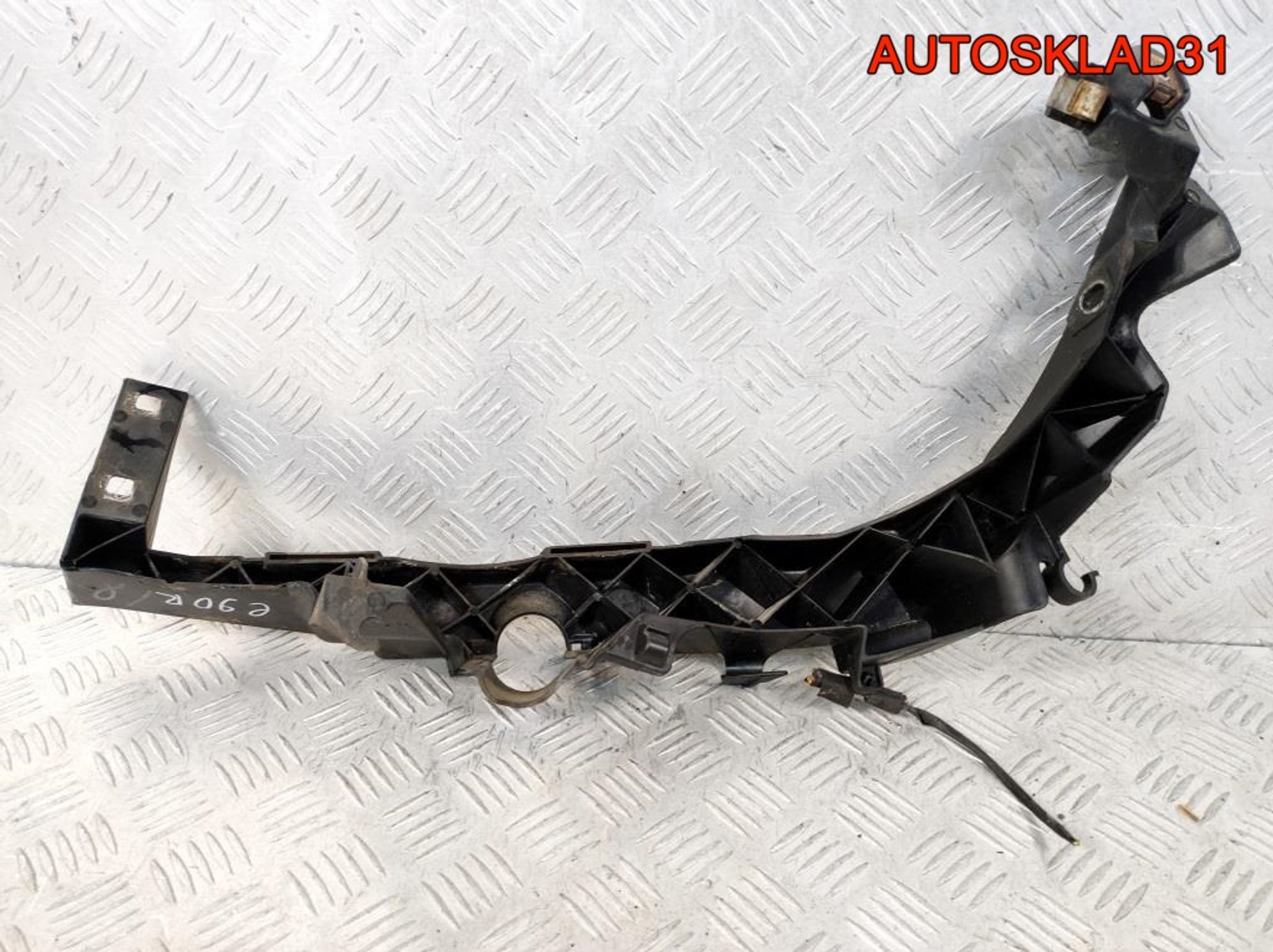 Кронштейн фар правый BMW E90 51117116708, 1400 рублей, Дубовое