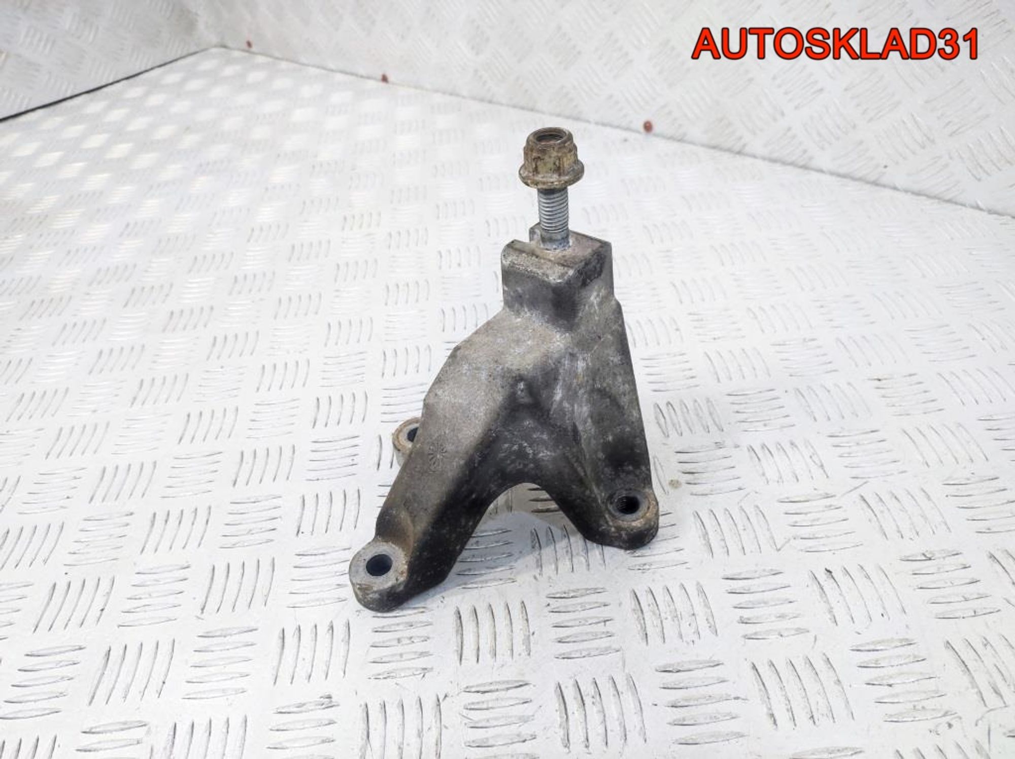 Кронштейн левый МКПП  Ford Focus 1 98AB7M125CG, 900 рублей, Дубовое