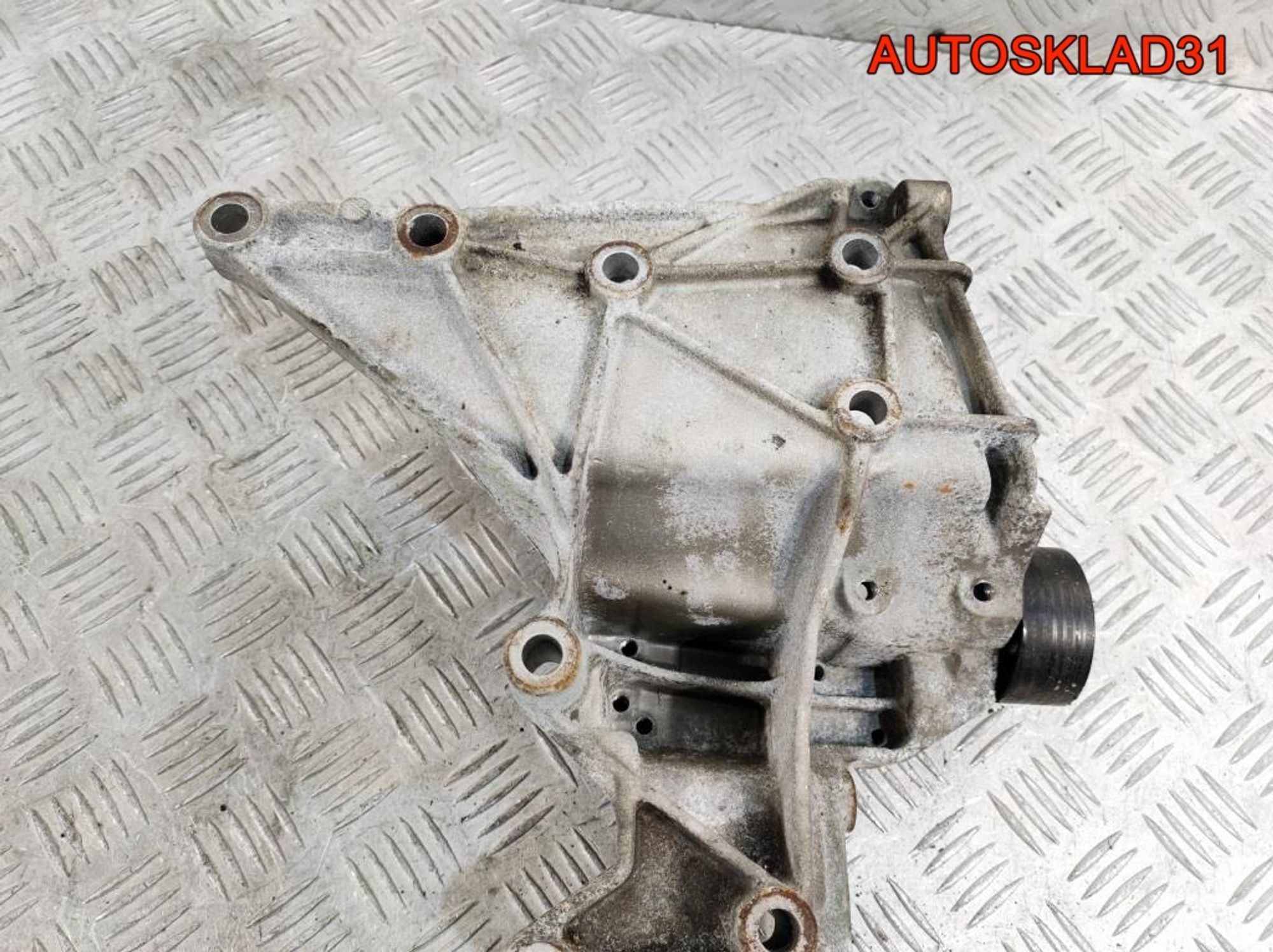 Кронштейн генератора Renault Scenic 1 2.0 F4R 740 7700103525, 1800 рублей, Дубовое