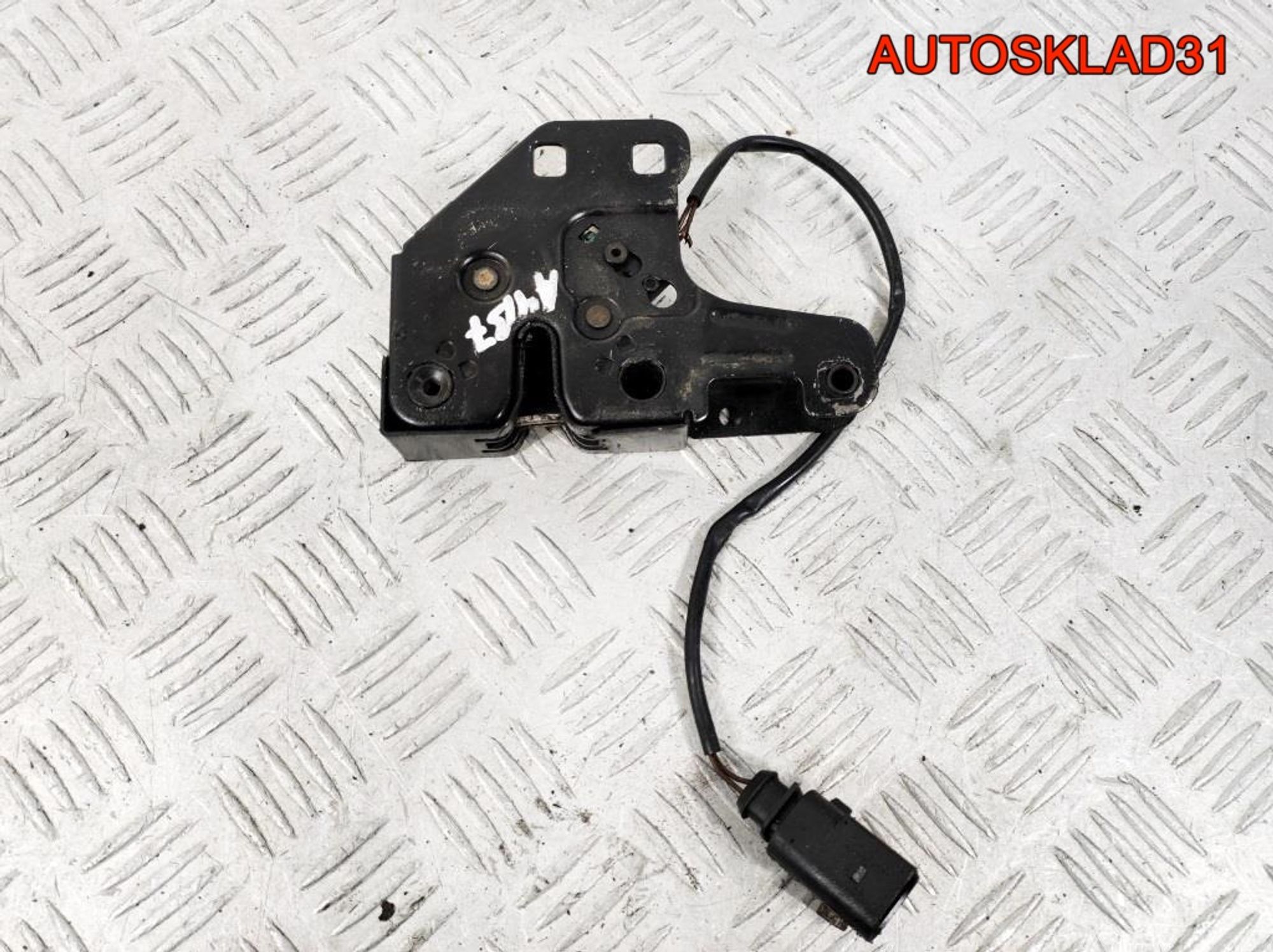 Замок капота Audi A4 B7 8E0823509D, 1800 рублей, Дубовое