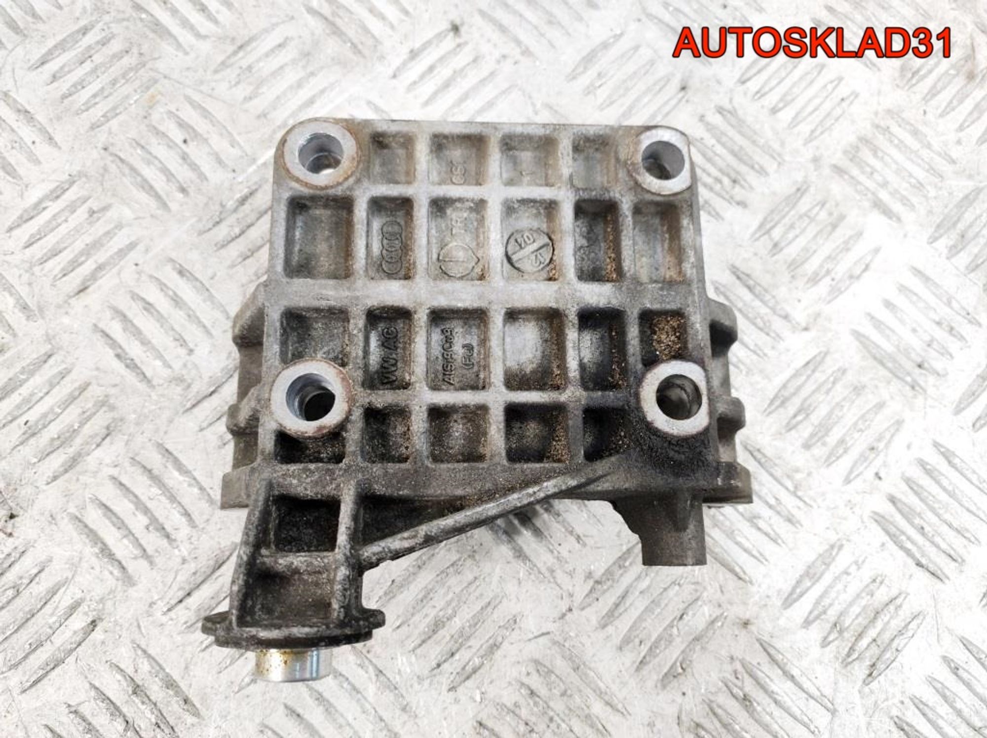 Кронштейн генератора Audi A4 B7 3.0 ASB 059903143K, 700 рублей, Дубовое