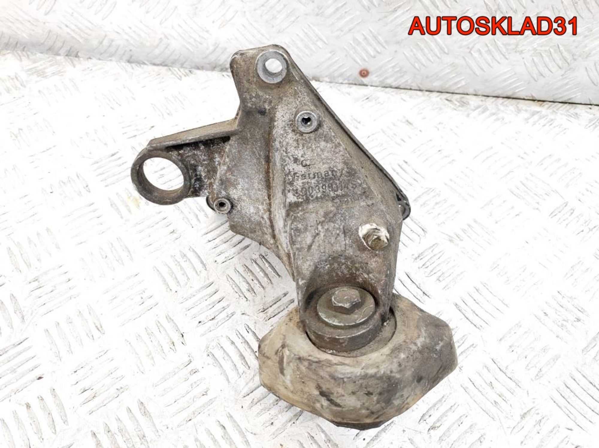 Кронштейн МКПП правый VW Passat B5 8D0399114S, 1500 рублей, Дубовое