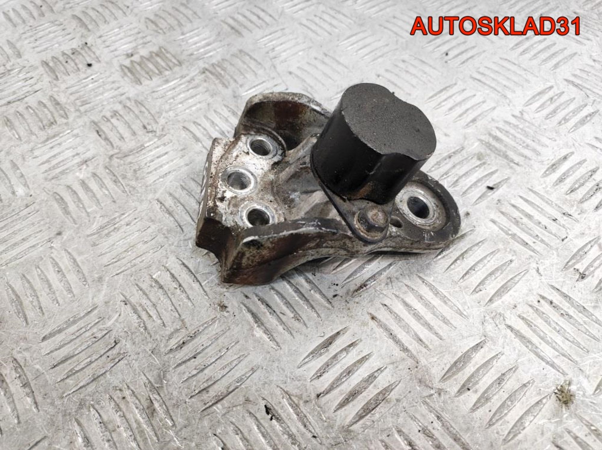 Кронштейн двигателя правый Hyundai Getz 1,3 G4EA 218401C300, 900 рублей, Дубовое