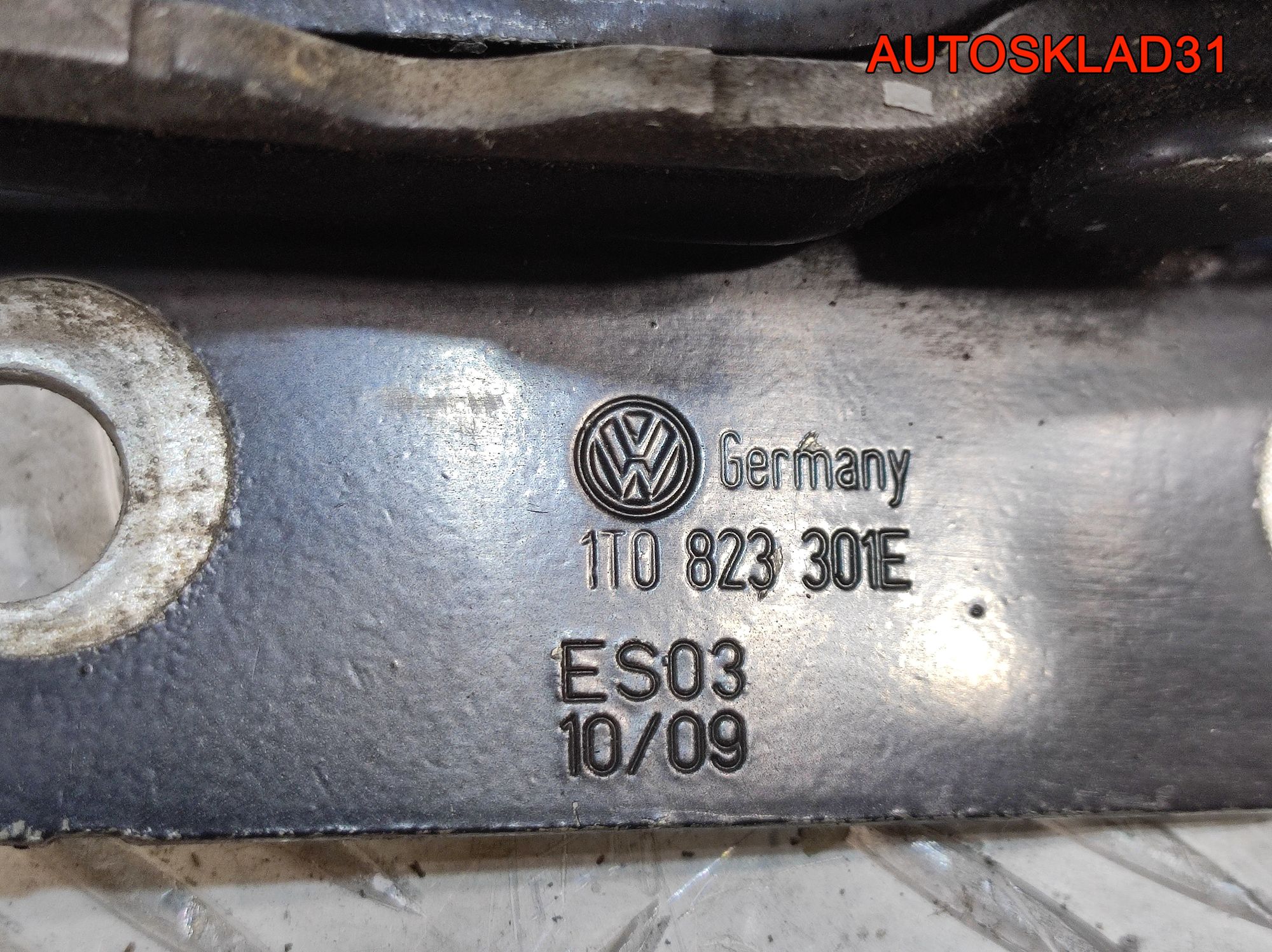 Петля капота левая Volkswagen Touran 1T0823301E, 1400 рублей, Дубовое