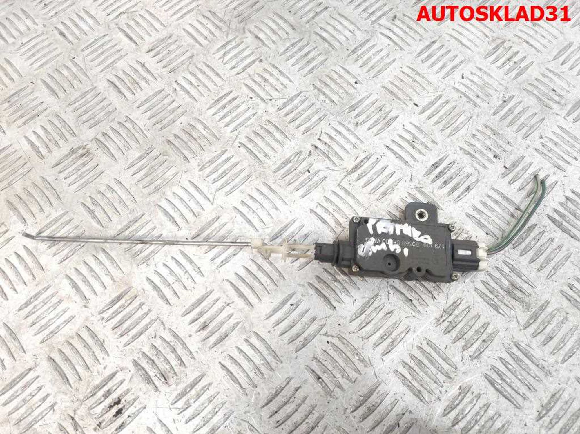 Активатор замка багажника Nissan Primera P11 Combi 905508F800, 700 рублей, Дубовое