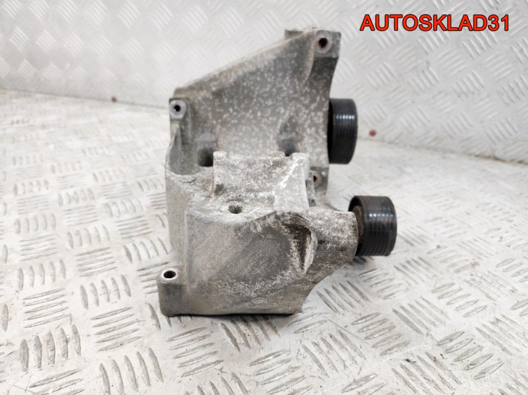Кронштейн кондиционера BMW E90 2.0 N47D20A 11167802639, 1000 рублей, Дубовое