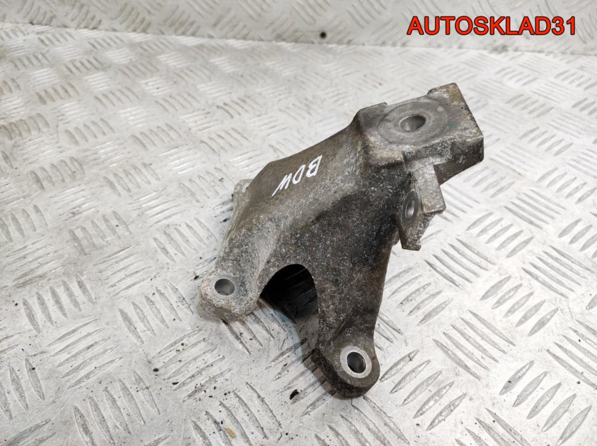 Кронштейн двигателя левый Audi A6 C6 2,4 BDW 4F0199307N, 500 рублей, Дубовое