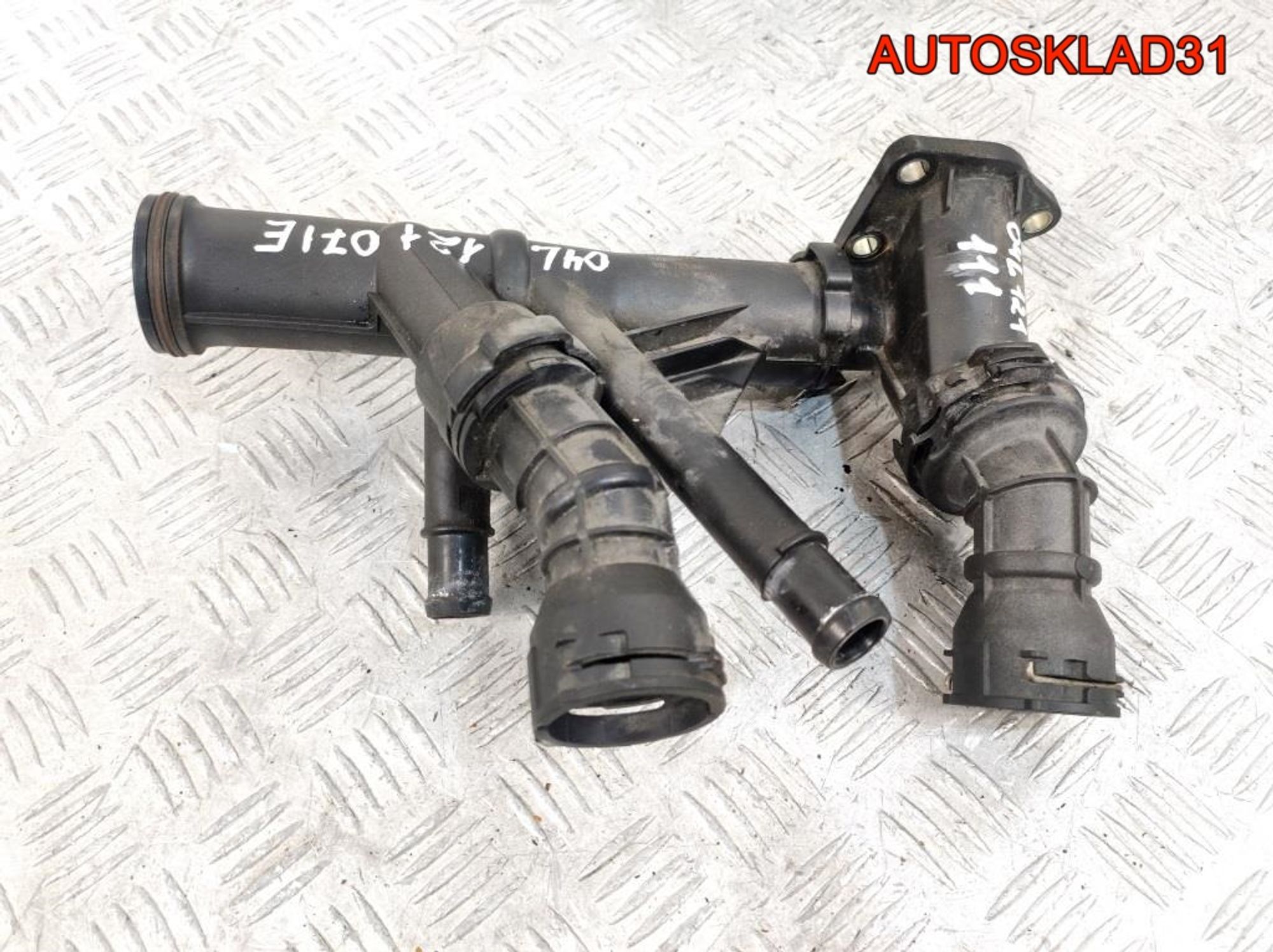 Корпус термостата VW Passat B8 2,0 Дизель 04L121026F, 3000 рублей, Дубовое