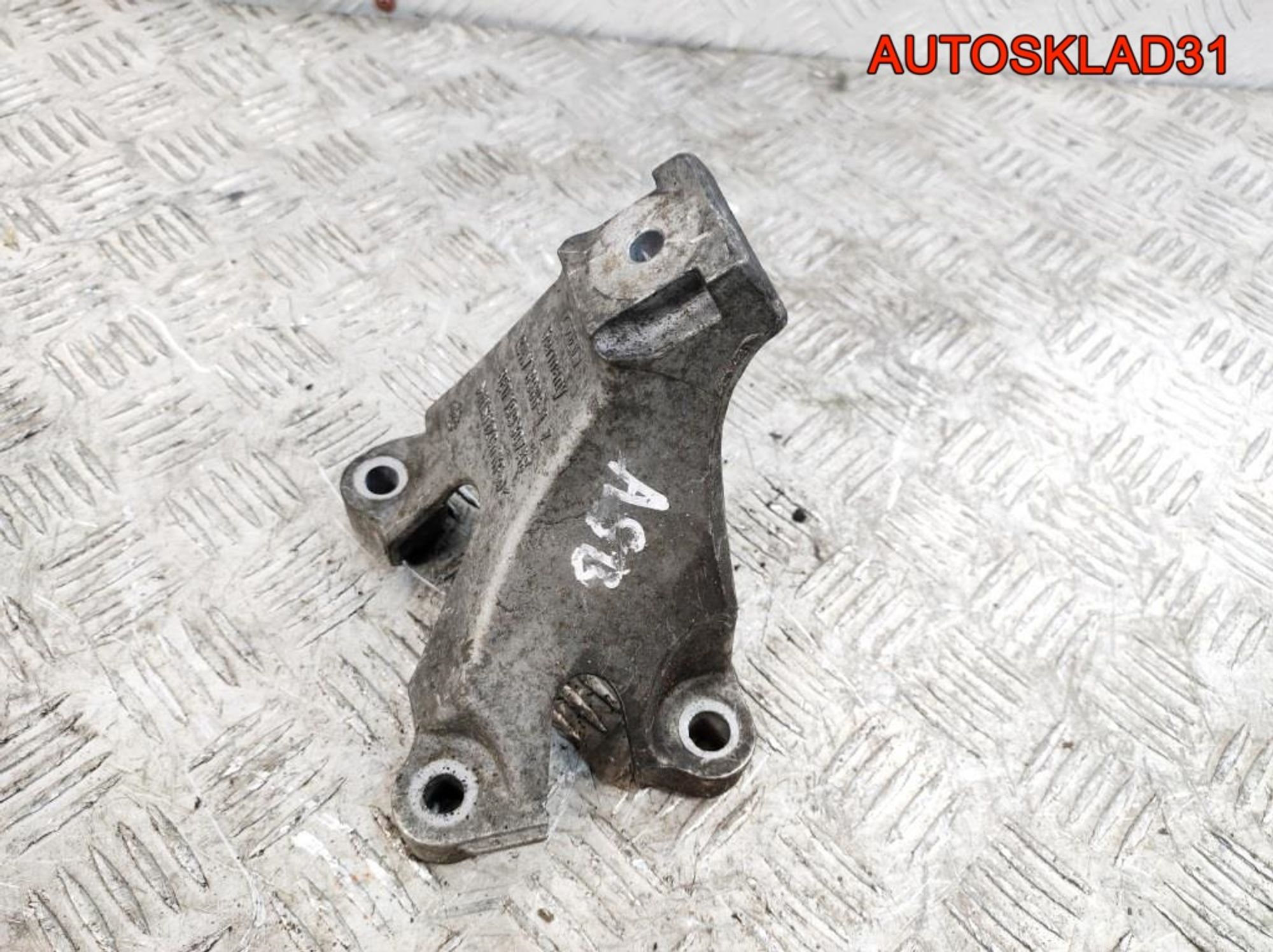 Кронштейн двигателя левый Audi A4 B7 3.0 ASB 8E0199307AB, 600 рублей, Дубовое