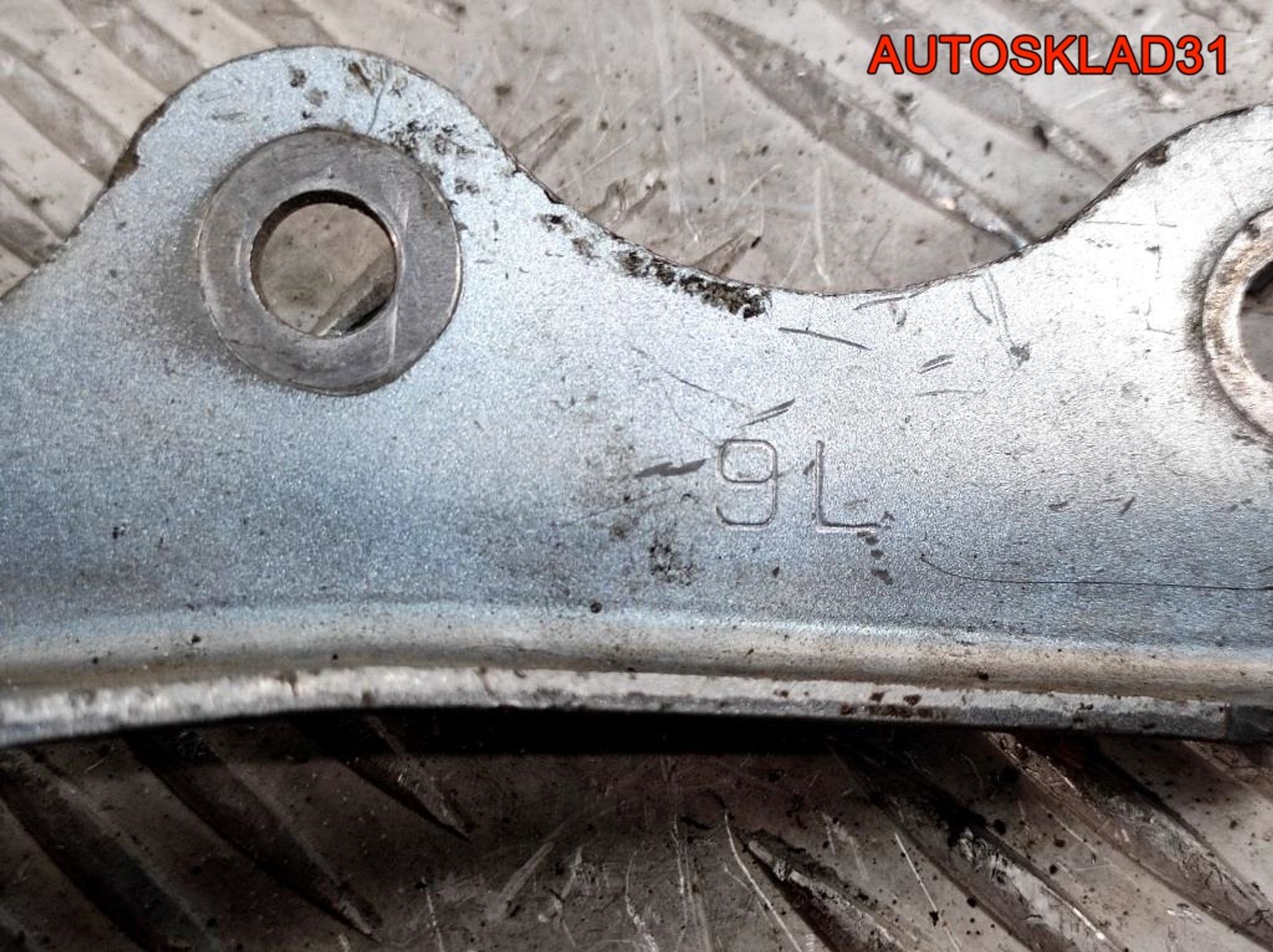 Петля капота левая Mazda 3 BK B32H52420A Хетчбэк, 900 рублей, Дубовое